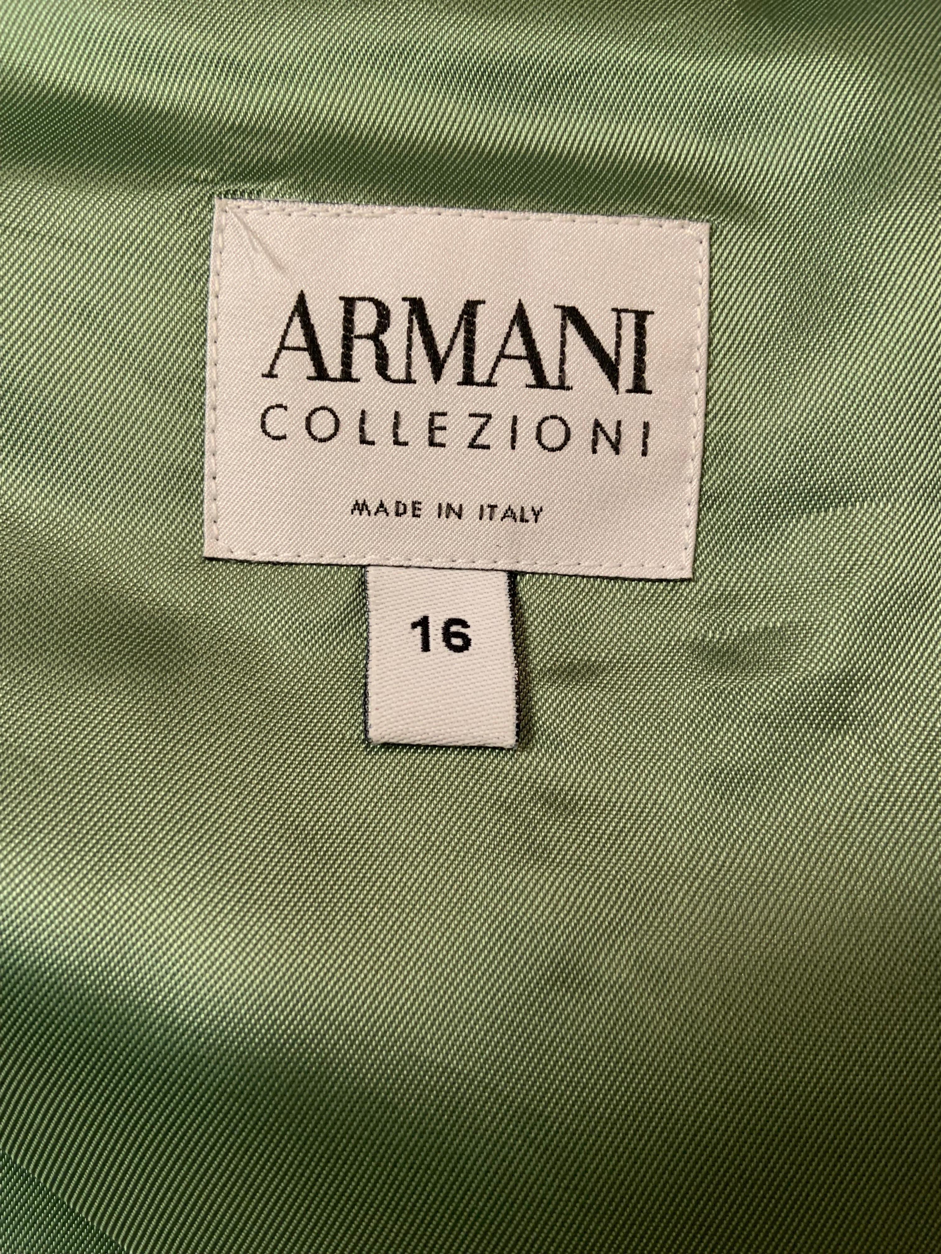 Armani Green Linen and Silk Blend Jacket with Pleated Collar and Cuffs For Sale 5