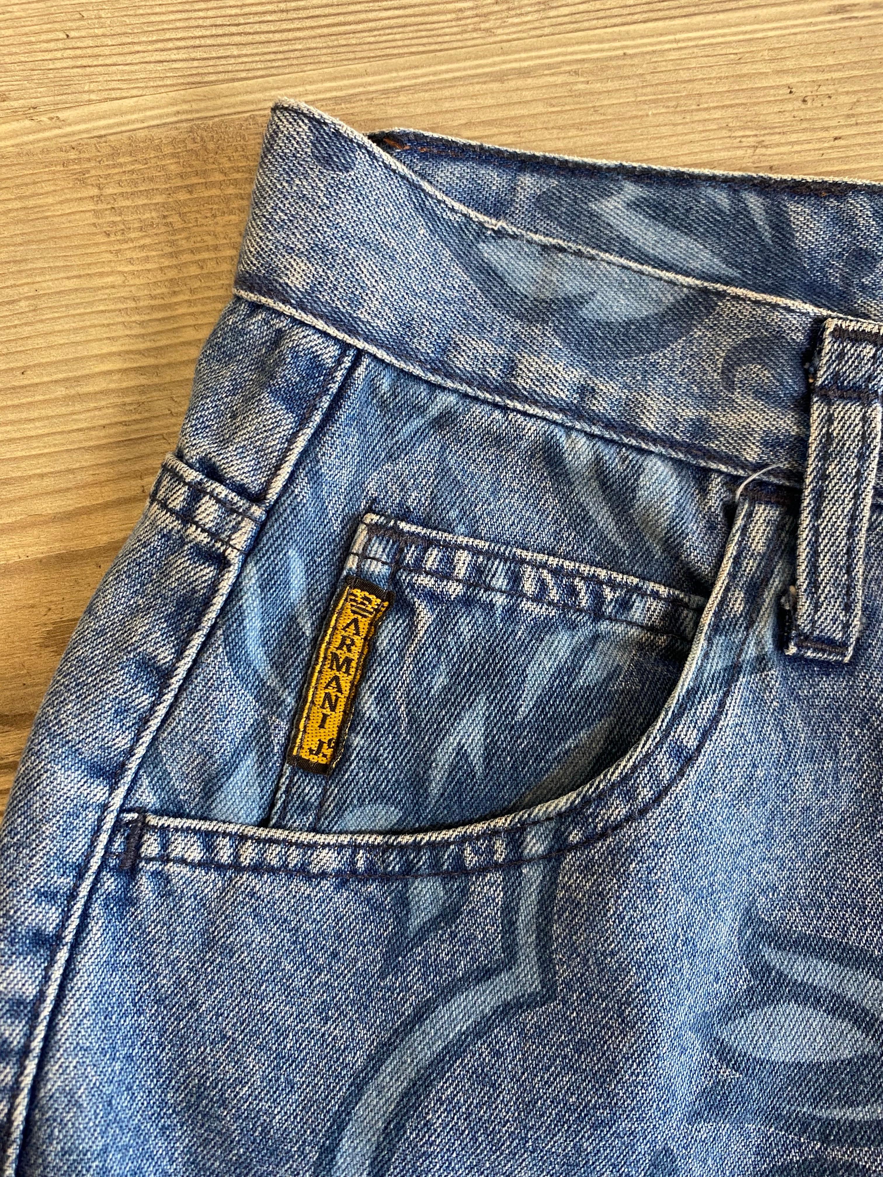 Armani Jeans boyfriend Denim.
En algodón 100%.
Talla 30.
Cintura 33 cm
Largo 97 cm
Excelente estado general, con mínimas señales de uso.
La etiqueta trasera de la marca está estropeada, como se muestra en la foto.