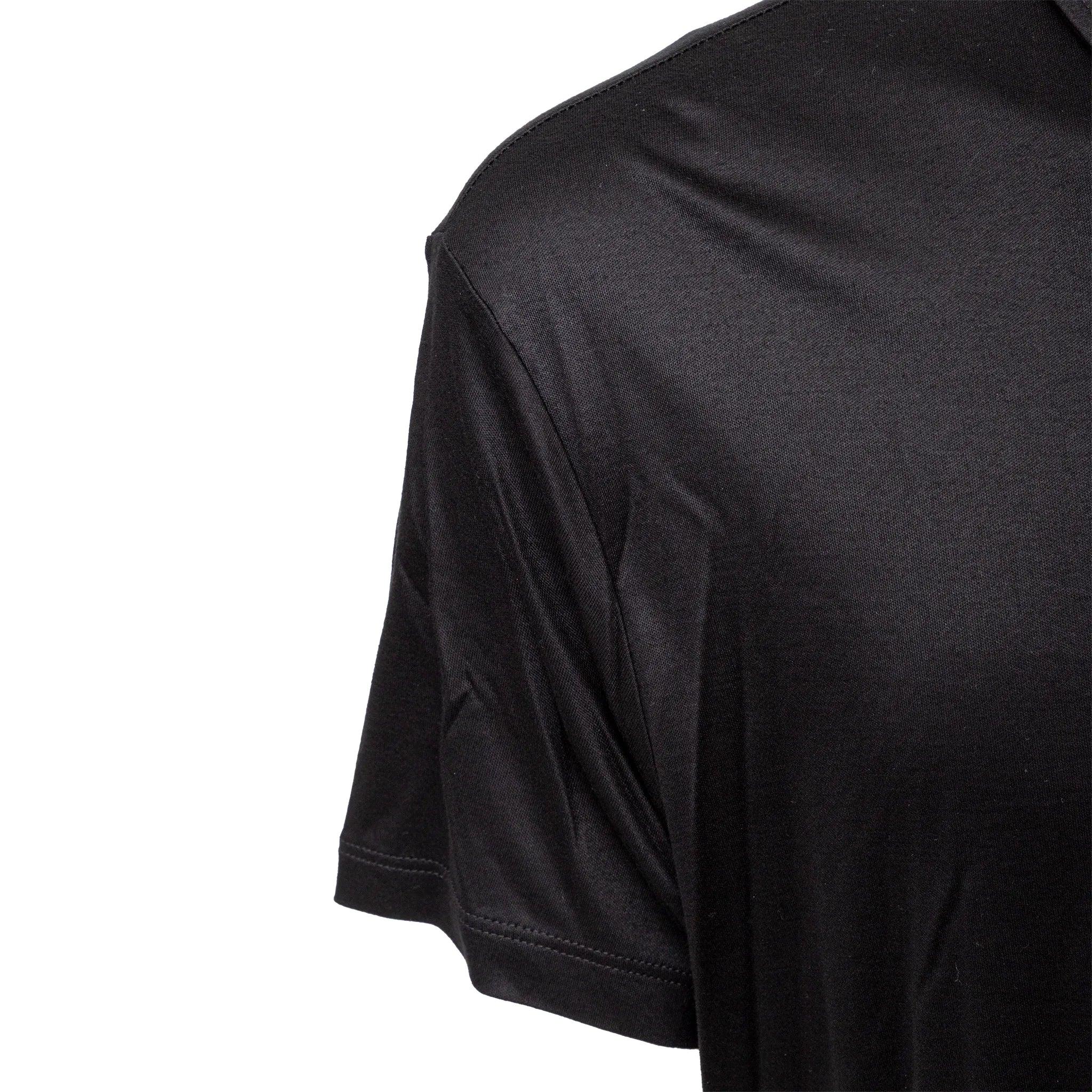 Schwarzes Poloshirt von Armani Jeans aus weicher Viskose mit Knopfverschluss vorne. Weiches, atmungsaktives Material macht es perfekt für den Sommer.  
 Maße: Schulter:48;Ärmel:19;Brustumfang:57;Länge:74  
 MATERIAL: 100% Viskose