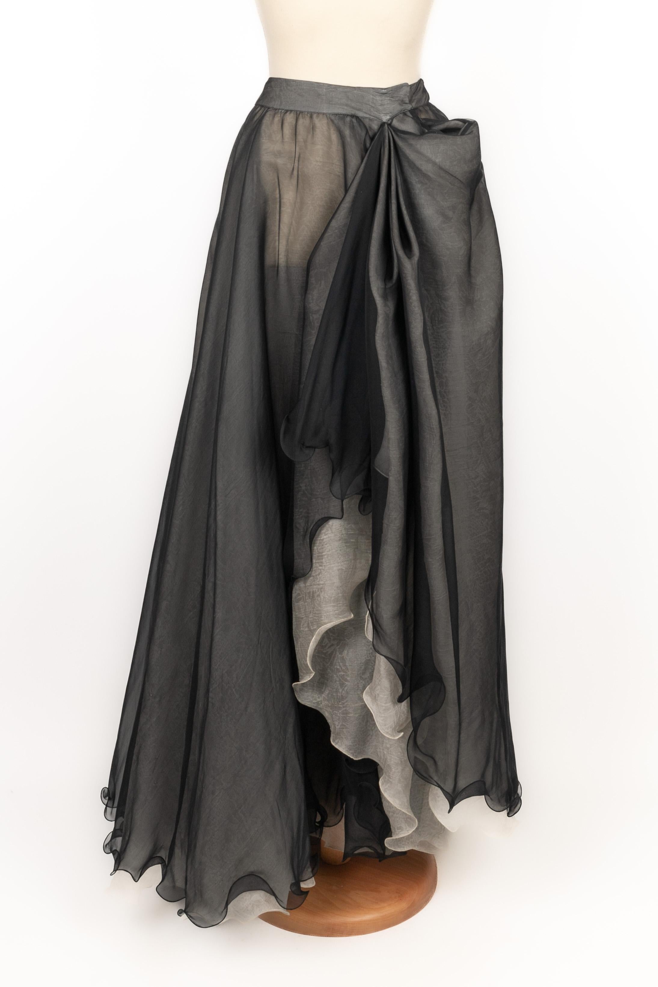 ARMANI - (Made in Italy) Black muslin asymmetrical skirt with white organdie. Size 40IT.

Condition:
Very good condition

Dimensions:
Waist: 30 cm - Length: 105 cm

SKU:FJ150