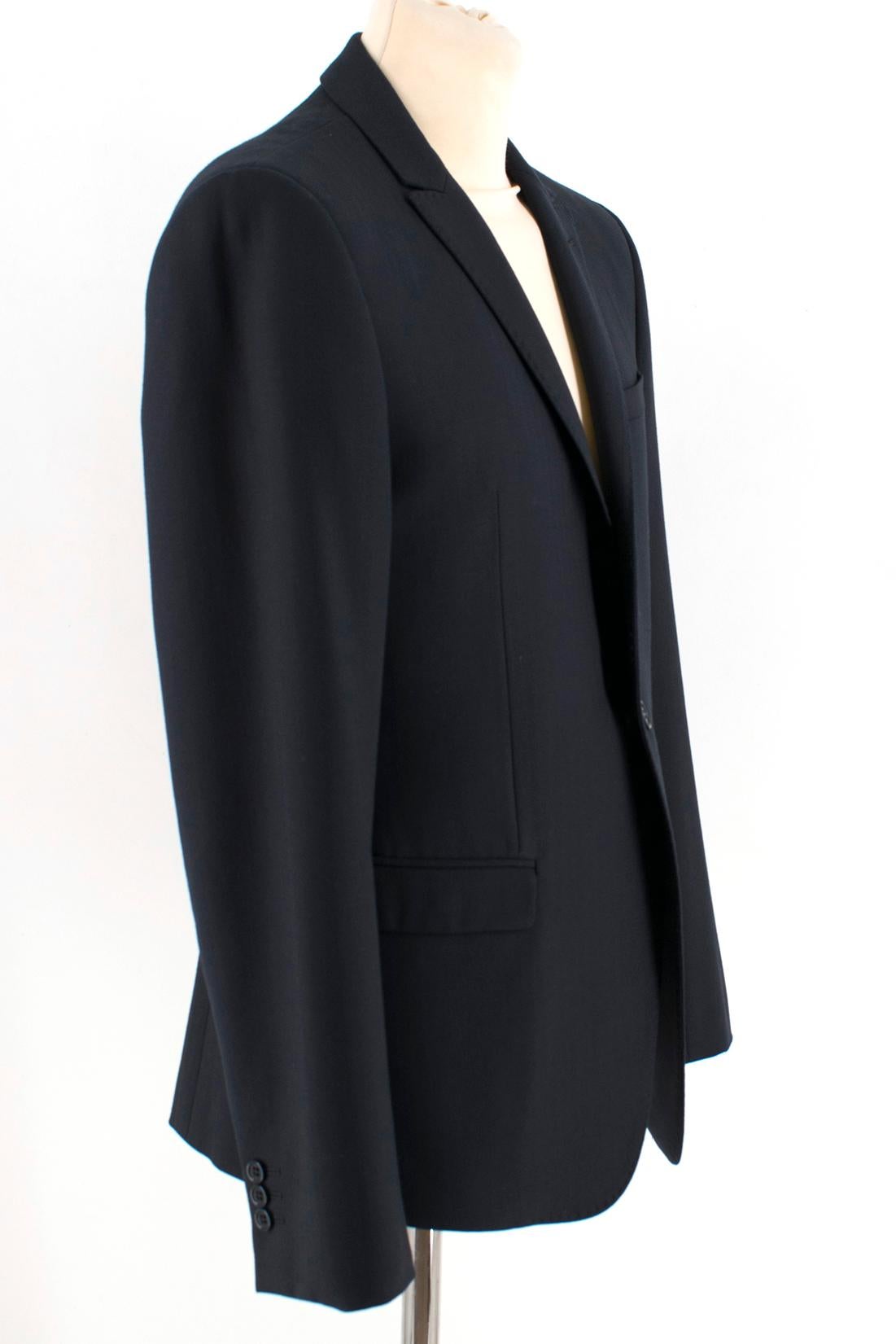 Armani Collezioni Navy Blue Blazer Jacket

Blue single breasted blazer jacket,
Long sleeves,
Front flap pockets,
Front chest welt pocket,
Padded shoulders, 
Standard notch lapel collar,
Single back vent,
Button up cuffs


Please note, these items