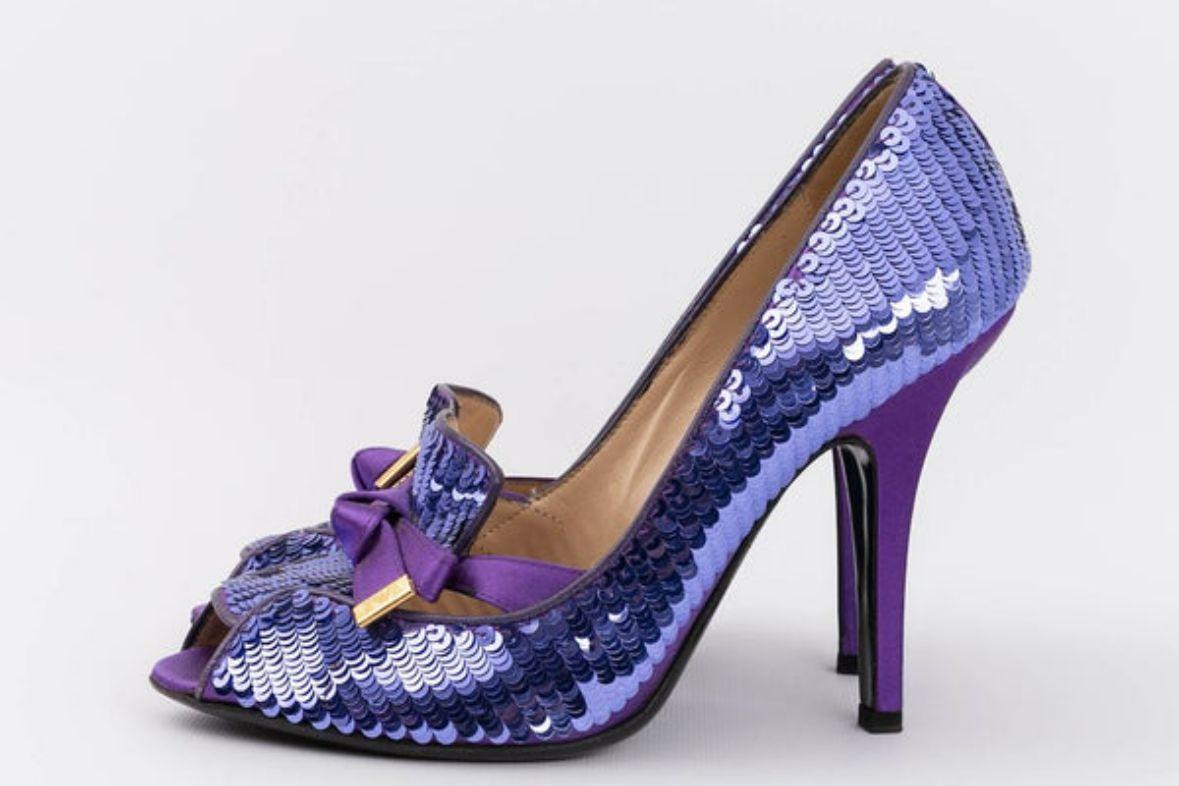 Armani (Made in Italy) Purple satin pumps with sequins, embellished with a bow. Size 38.

Additional information: 
Dimensions: Heels: 11 cm (4.33