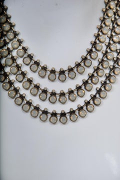 Collier Armani à trois rangs avec pierres opalescentes