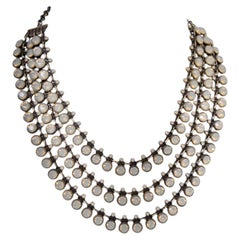 Collier Armani à trois rangs avec pierres opalescentes