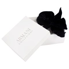 Armani Vintage Broche Fleur Orchidée en velours noir dans sa boîte d'origine
