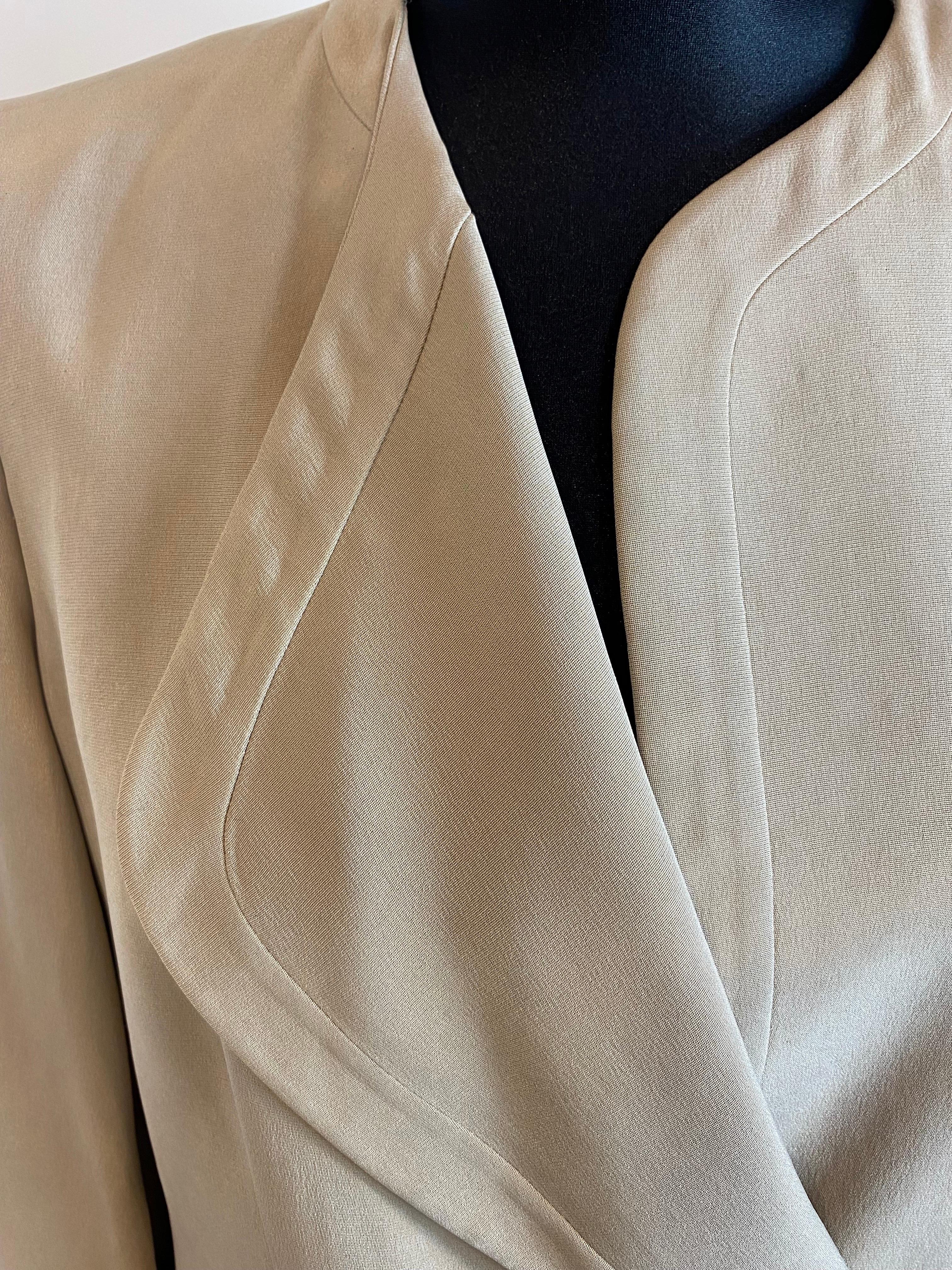Vintage Armani Jacke, schlammbeige.
Asymmetrischer Verschluss mit einem Knopf.
Zwei Taschen mit doppelter Einfassung.
Gefüttert.
In gutem Zustand.
Größe 40
Schultern 39 cm
Brustumfang 49 cm
Taille 43 cm
Gesamtlänge 74 cm
Ärmellänge 60 cm