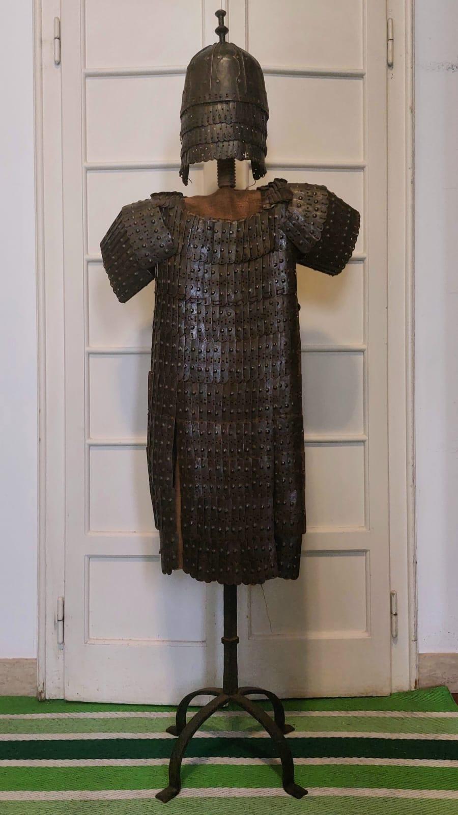 Tibetische Lamelleneisenverstärkung (Leder) im Angebot