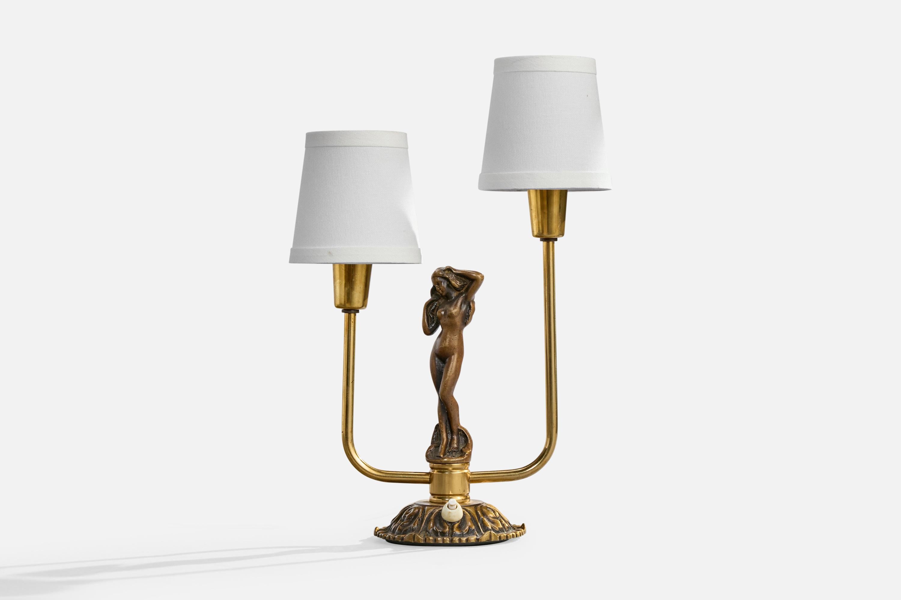 Lampe de table en laiton et tissu blanc produite par Armaturbolaget, Suède, C.C. 1940.

Dimensions de la lampe avec abat-jour (pouces) : 14.5