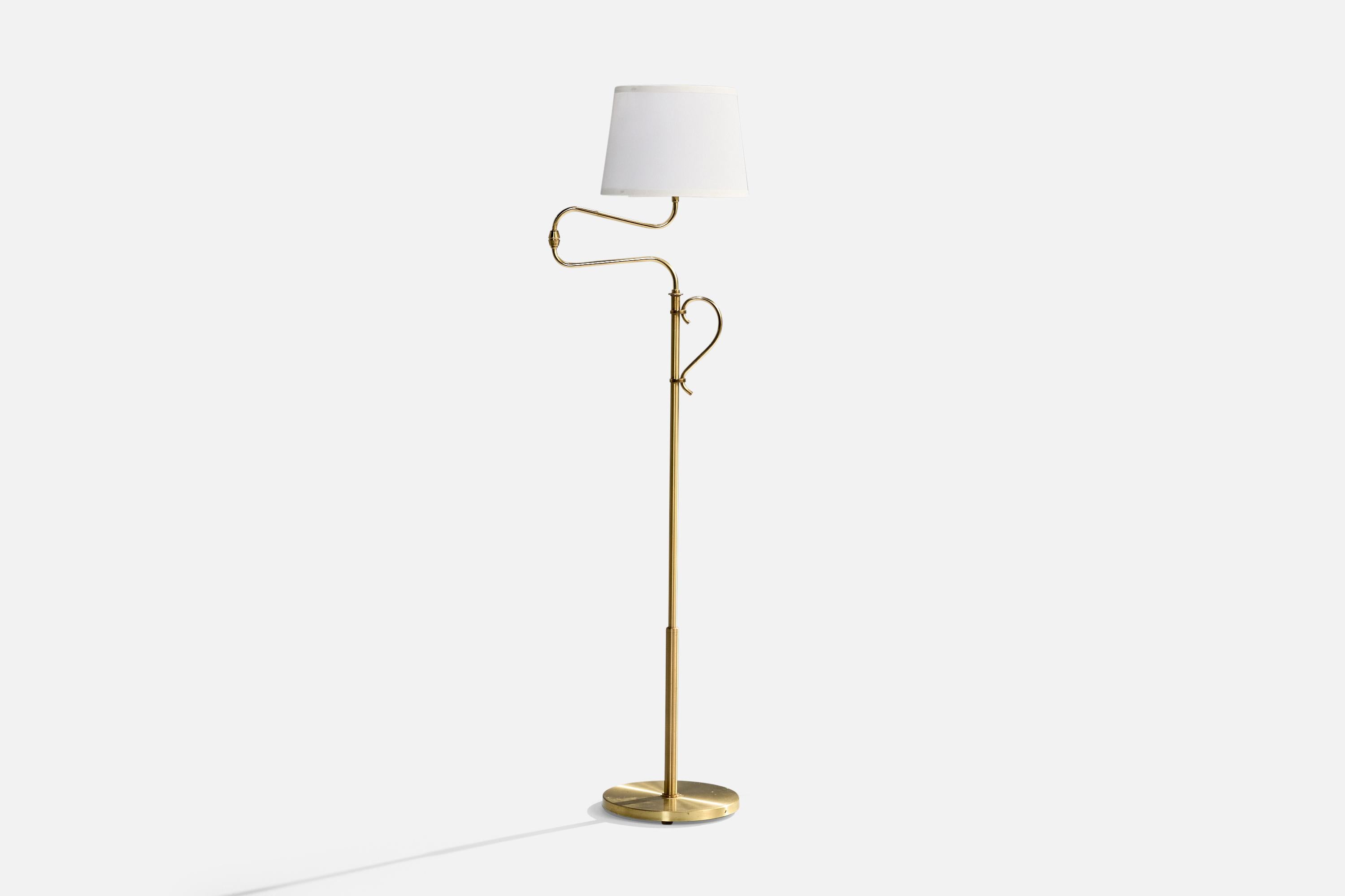 An adjustable brass and white fabric floor lamp produced by Armaturhantverk Göteborg, Sweden, c. 1960s.

Dimensions of Lamp with Shade (inches): 61“ H x 12“ W x 31“ D (measured fully extended)

Bulb Specifications: E-26 Bulb

Number of Sockets (per