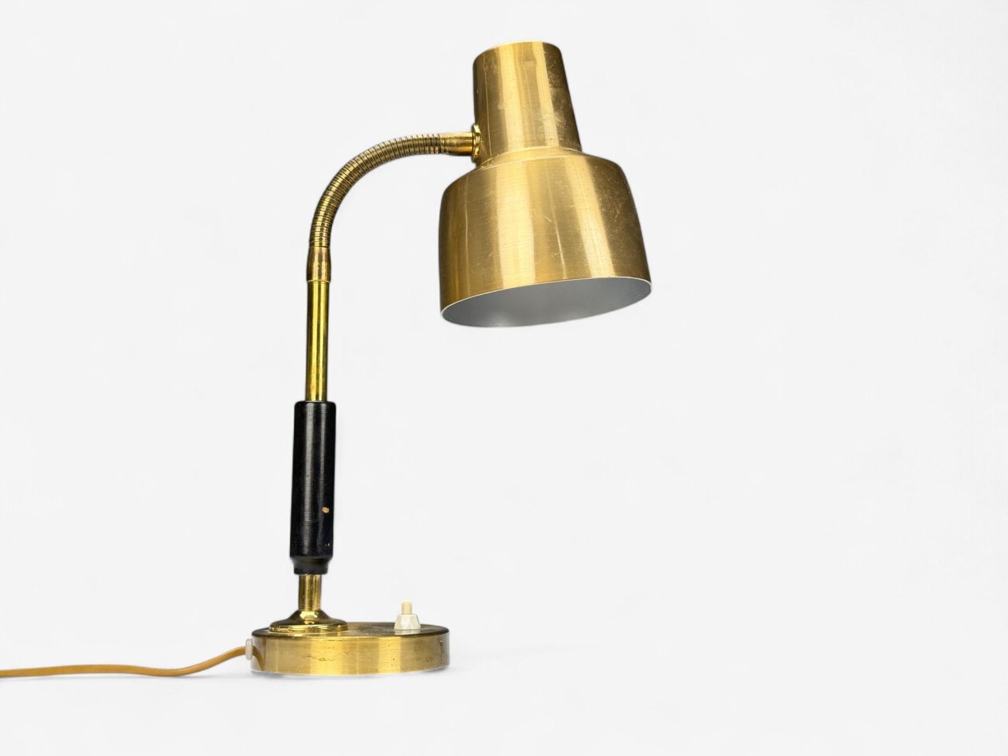 Armaturhantverk Tibro, lampada da tavolo o da scrivania regolabile svedese di metà secolo, ottone, Svezia, anni '60

Lampada da tavolo regolabile in ottone e legno laccato progettata e prodotta da Armaturhantverk Tibro in Svezia negli anni '60