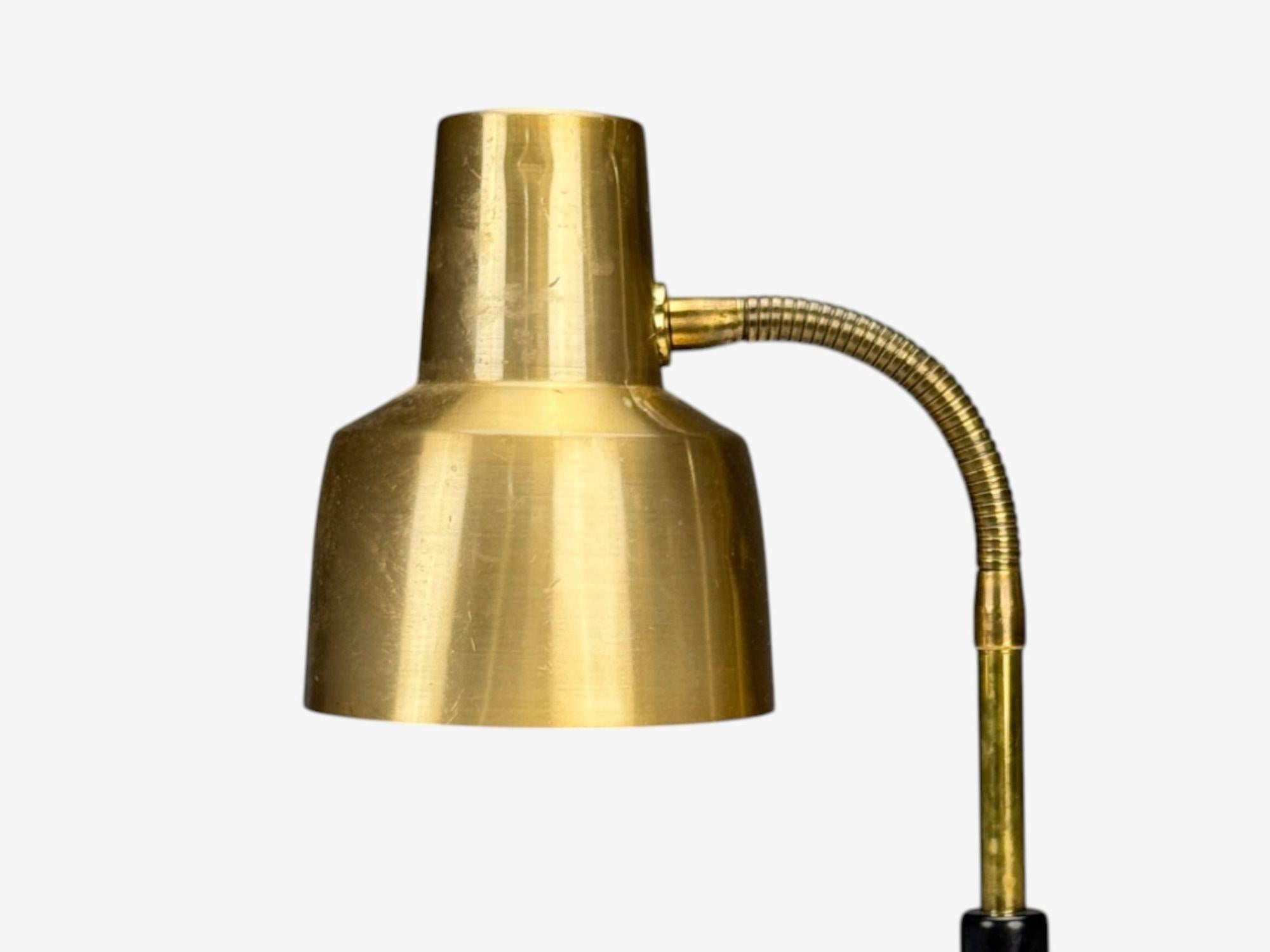 Mid-Century moderno Armaturhantverk Tibro, Lampada da tavolo regolabile in ottone, Svezia, anni '60 in vendita