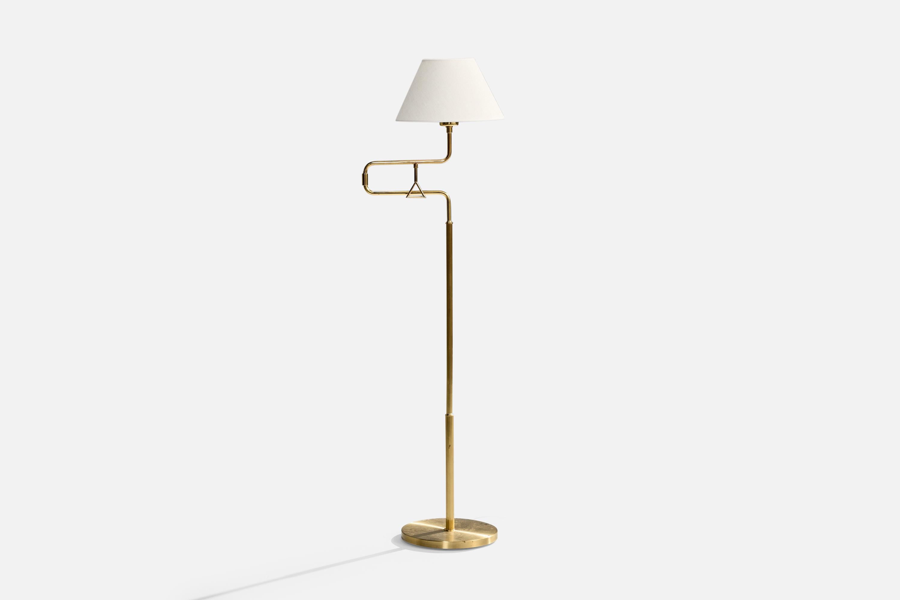Lampadaire réglable en laiton et tissu blanc produit par Armaturhantverk Tibro, Suède, C.C., années 1960.

Légère oxydation sur l'ensemble de la lampe.

Dimensions de la lampe avec abat-jour (pouces) : 57.625