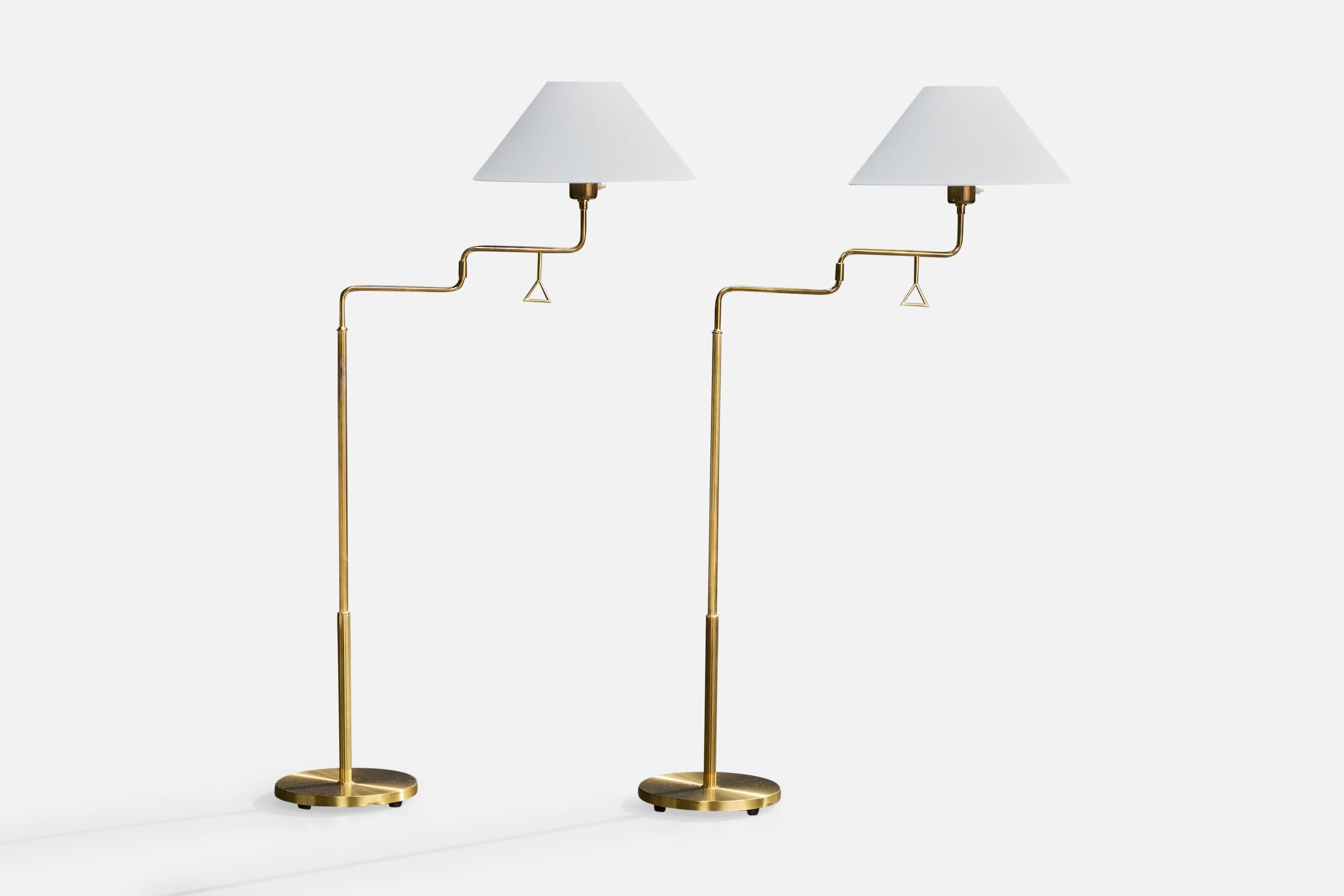 Pareja de lámparas de pie regulables de latón y tela blanca, diseñadas y producidas por Armaturhantverk Tibro, Suecia, c. 1960.

Dimensiones variables, medidas totalmente extendidas. 

Desgaste propio de la edad y el uso. Pantallas de lámpara
