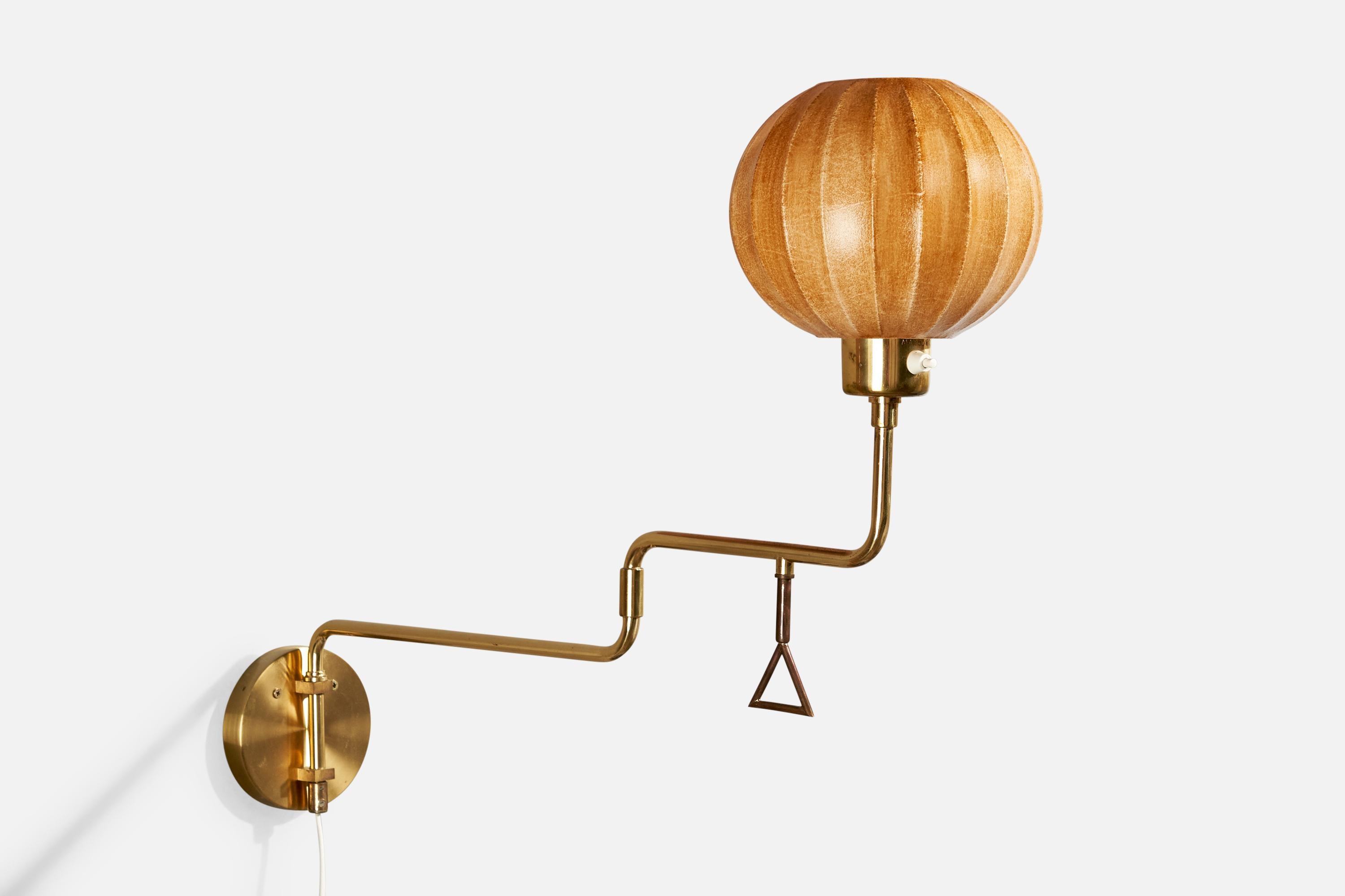 Verstellbare Wandleuchte aus Messing und gewachster Baumwolle, hergestellt von Armaturhantverk Tibro, Schweden, ca. 1970er Jahre.

Assortierter Lampenschirm.

Gesamtabmessungen (Zoll): 21,5