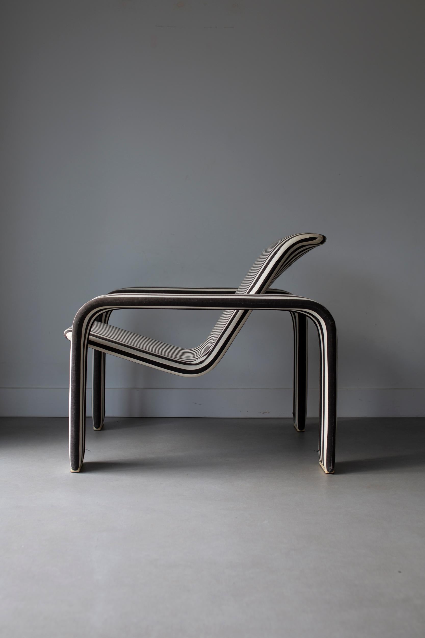 Conçu par le designer finlandais Antti Nurmesniemi, le fauteuil 004 respire le style et le confort du milieu du siècle. Fabriqué pour Vuokko 80's, ce fauteuil bénéficie d'un design intemporel et d'une fabrication de qualité. Ses lignes douces en