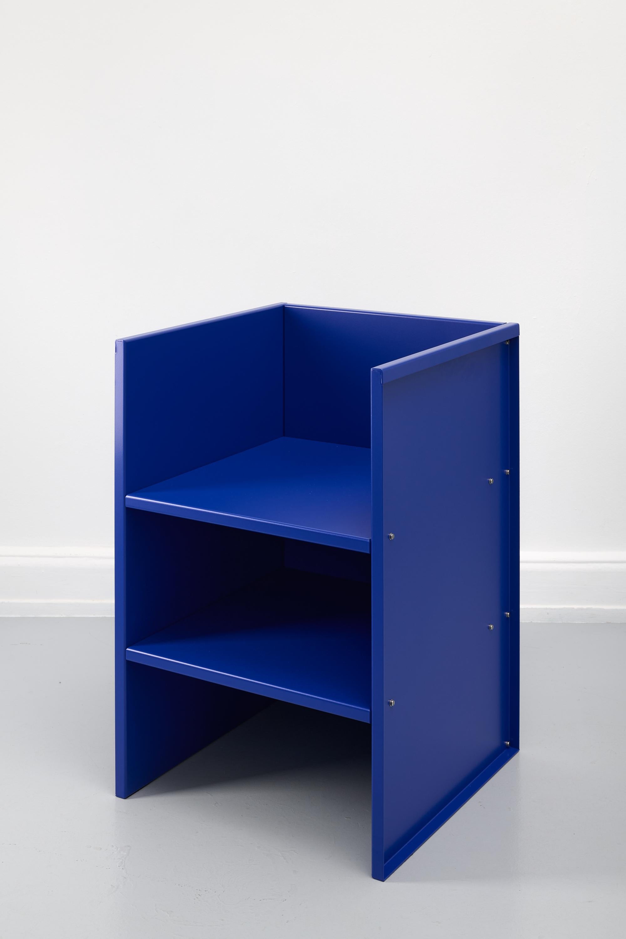 Alluminio verniciato Blu oltremare / RAL 5002

Le sculture e le installazioni di Donald Judd hanno contribuito a creare il Minimalismo della metà del XX secolo. Le sue 