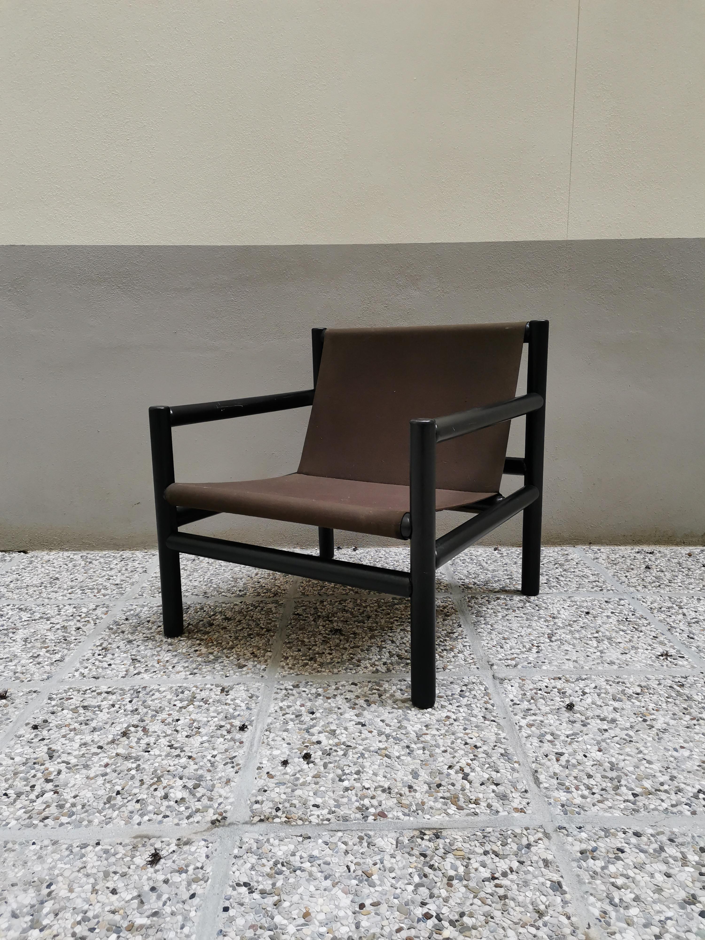 Sessel, hergestellt von Stol Kamnik, Designer Branko Uršič (selten), Slowenien. Alter: 1960er Jahre. Er besteht aus einem schwarz lackierten, glänzenden Holzrahmen und einem braunen Stoff. Der Stuhl wurde 1960 von dem slowenischen Designer Branko