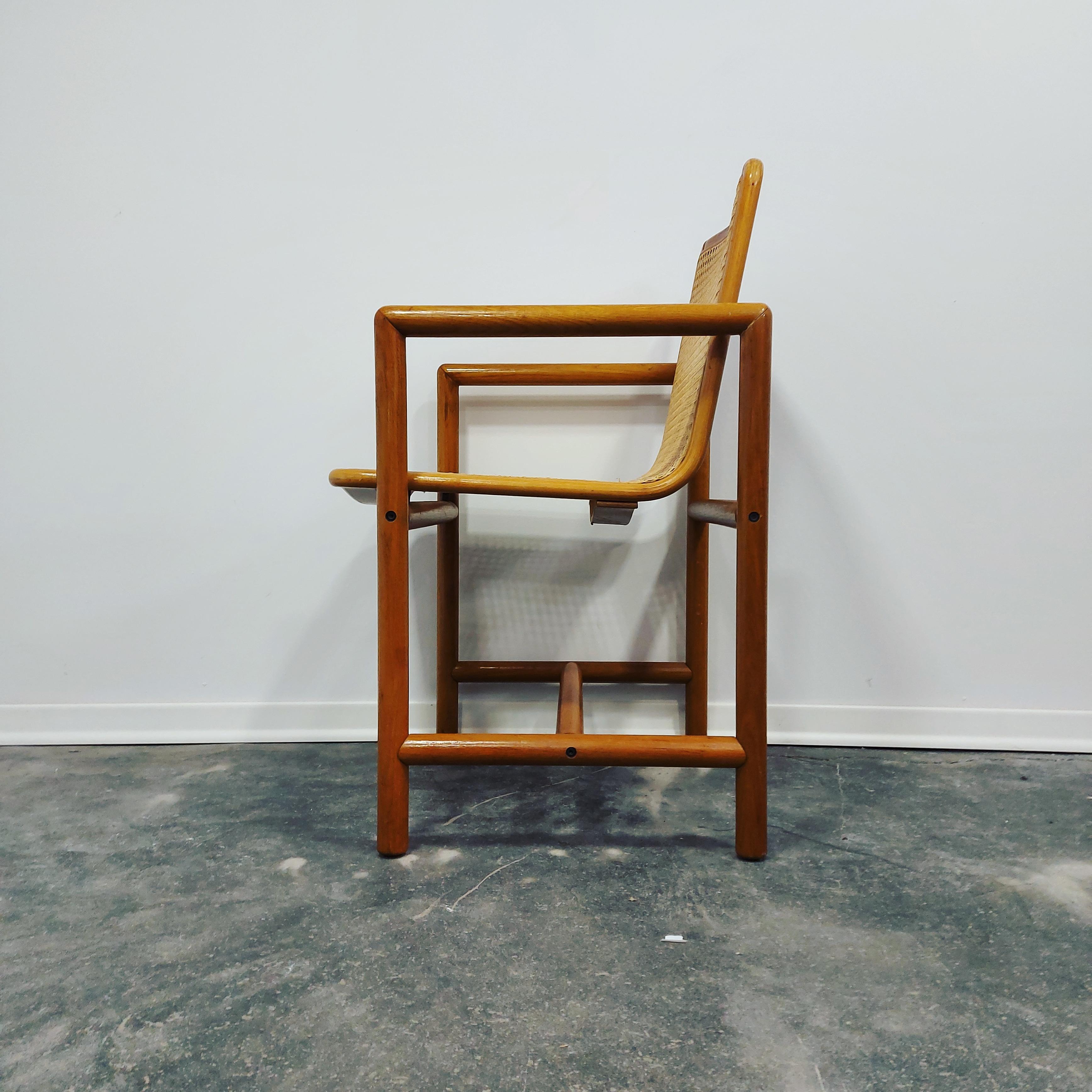 Fauteuil conçu par M. Uršič et produit par l'usine STOL Kamnik dans les années 1970 en Slovénie/Europe.

On peut dire que cette chaise est une pièce emblématique, car elle incarne le style et le confort.

Il peut facilement représenter un meuble