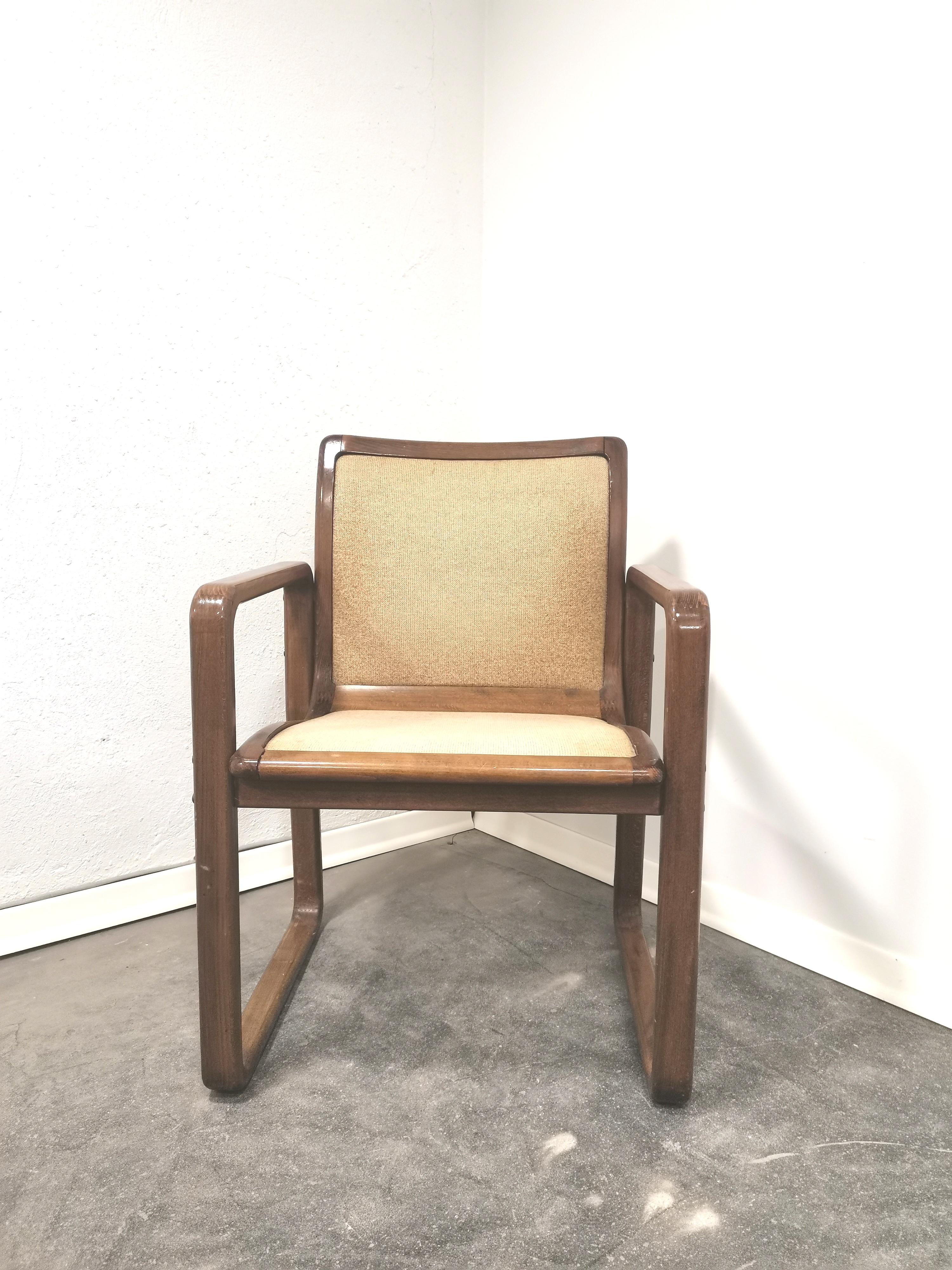 The chair could be said to be an iconic piece as it embodies style and comfort.

It can easily represent a central piece of furniture that will always be admired.

A very pleasant sitting height that enables relaxed sitting and at the same time the