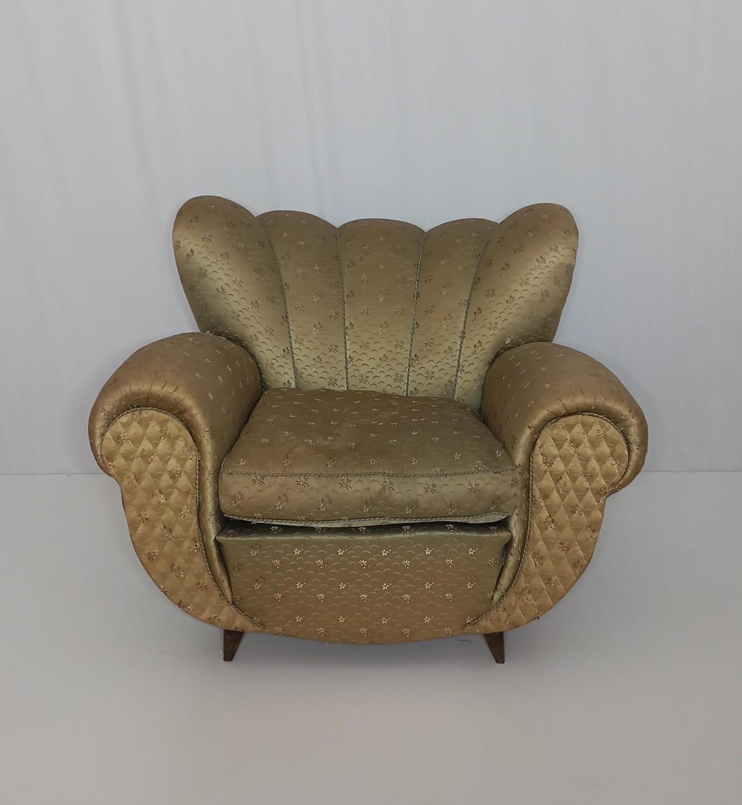 Descubra la mezcla perfecta de comodidad y elegancia con este sillón, diseñado por el célebre arquitecto y diseñador italiano Guglielmo Ulrich en la década de 1930. La tapicería de seda añade un toque de lujoso encanto y proporciona un cómodo