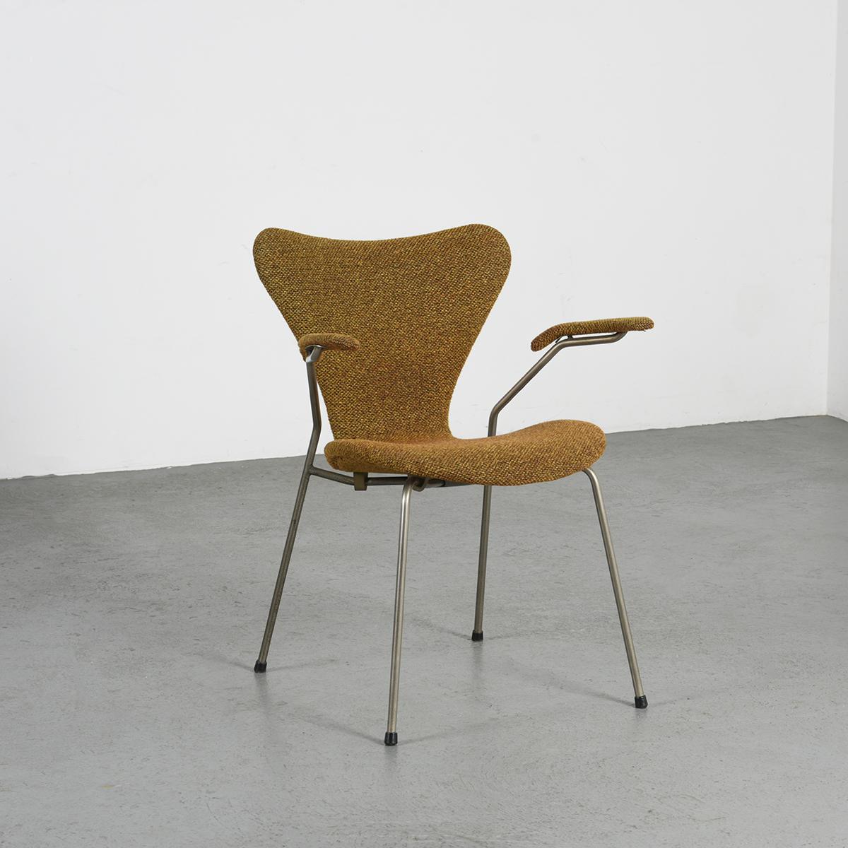 Revitalizing the renowned Arne Jacobsen armchair, the Fritz Hansen Series 7, model 3207, gains a new version, skillfully designed to elevate the comfort of this iconic chair without compromising its original allure.
This enhanced rendition features