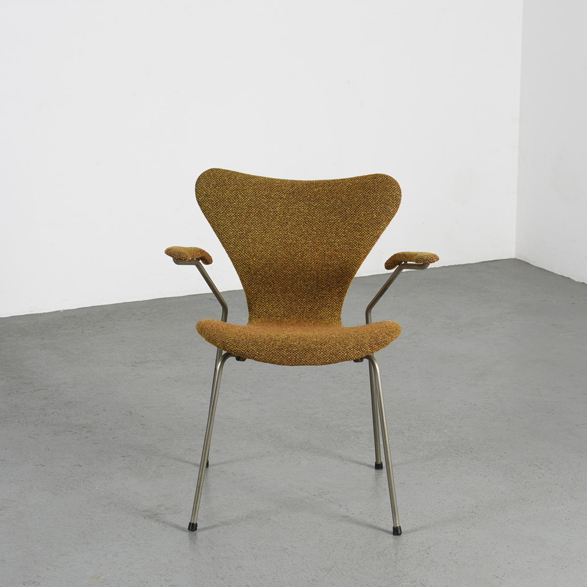  Armchair 3207 by Arne Jacobsen, Fritz Hansen, circa 1970 In Good Condition In VILLEURBANNE, FR