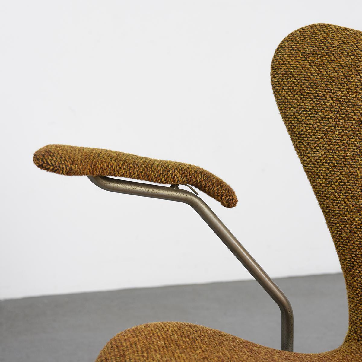 Fabric  Armchair 3207 by Arne Jacobsen, Fritz Hansen, circa 1970