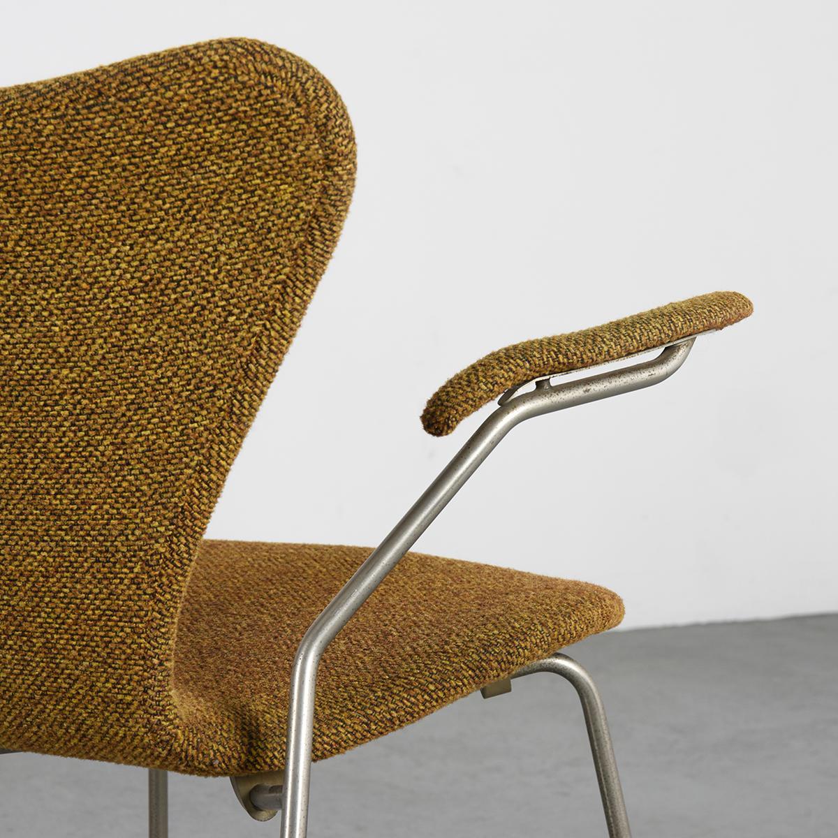  Armchair 3207 by Arne Jacobsen, Fritz Hansen, circa 1970 1