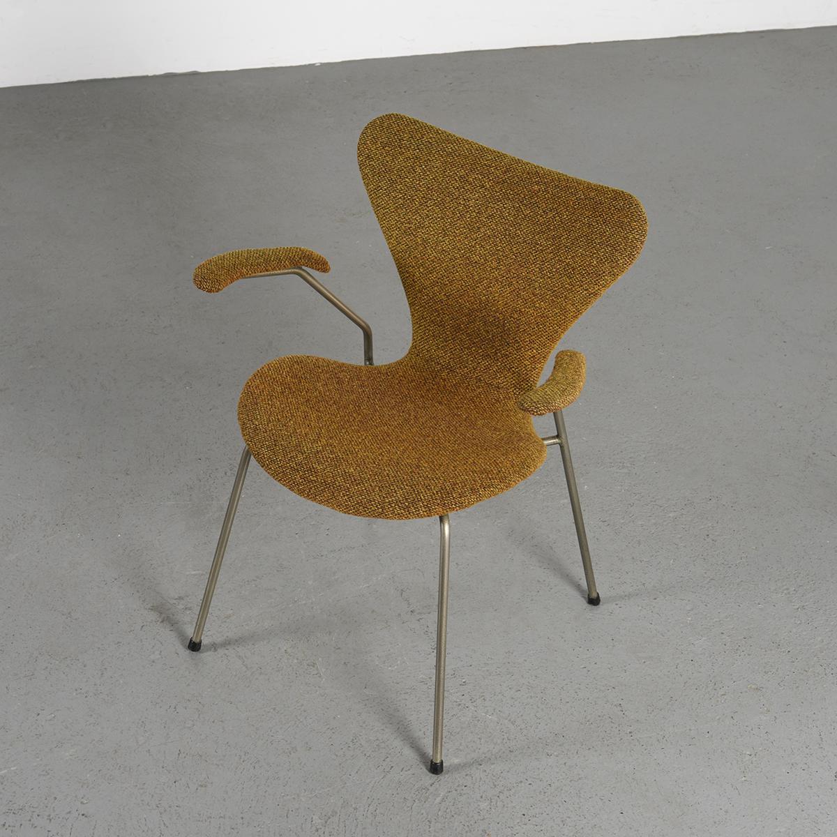  Armchair 3207 by Arne Jacobsen, Fritz Hansen, circa 1970 2