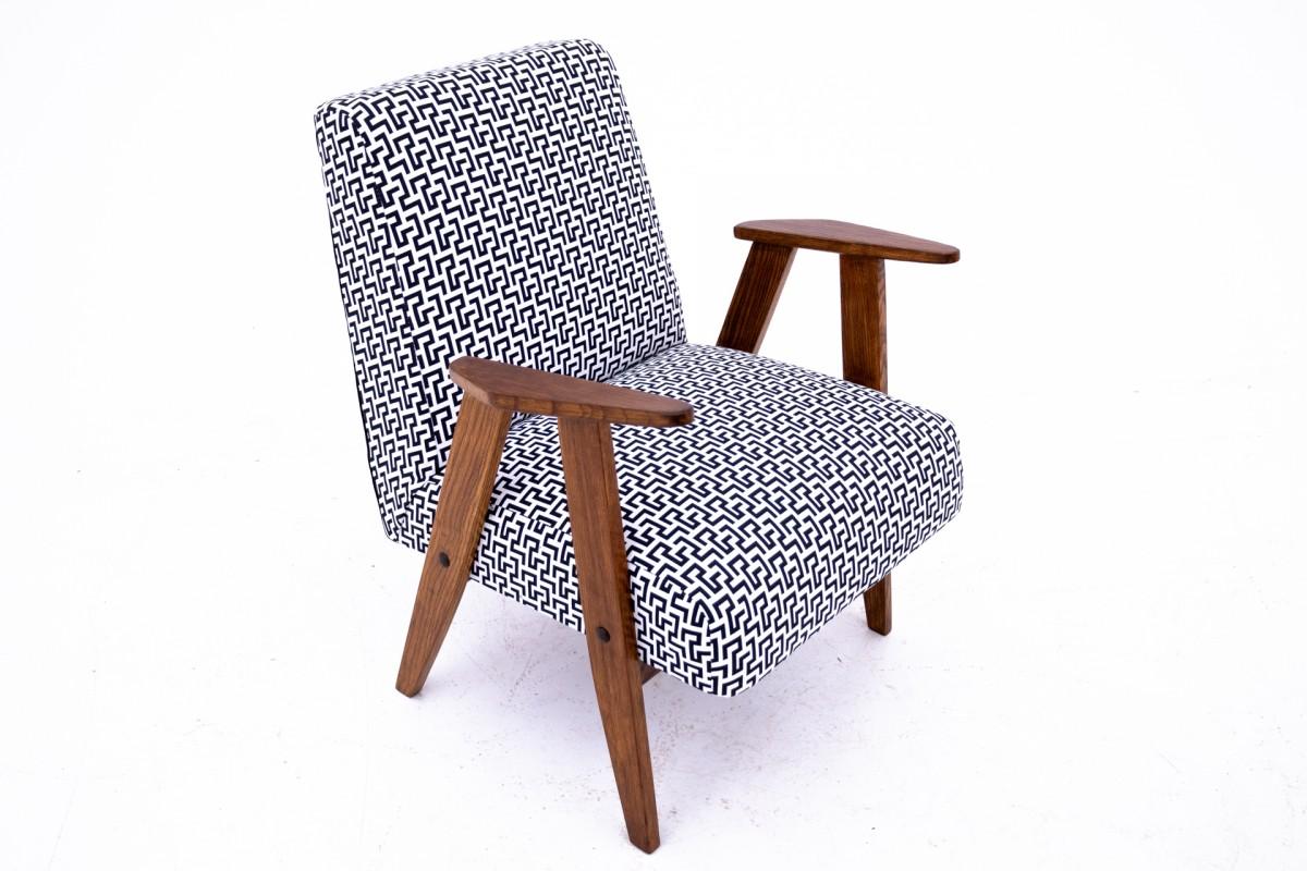 Armchair 366 designed by Chierowski, Poland, 1960s.

Very good condition, after professional renovation and replacement of upholstery.

Wood: beech

dimensions: height 92 cm seat height 44 cm width 65 cm depth 59 cm
