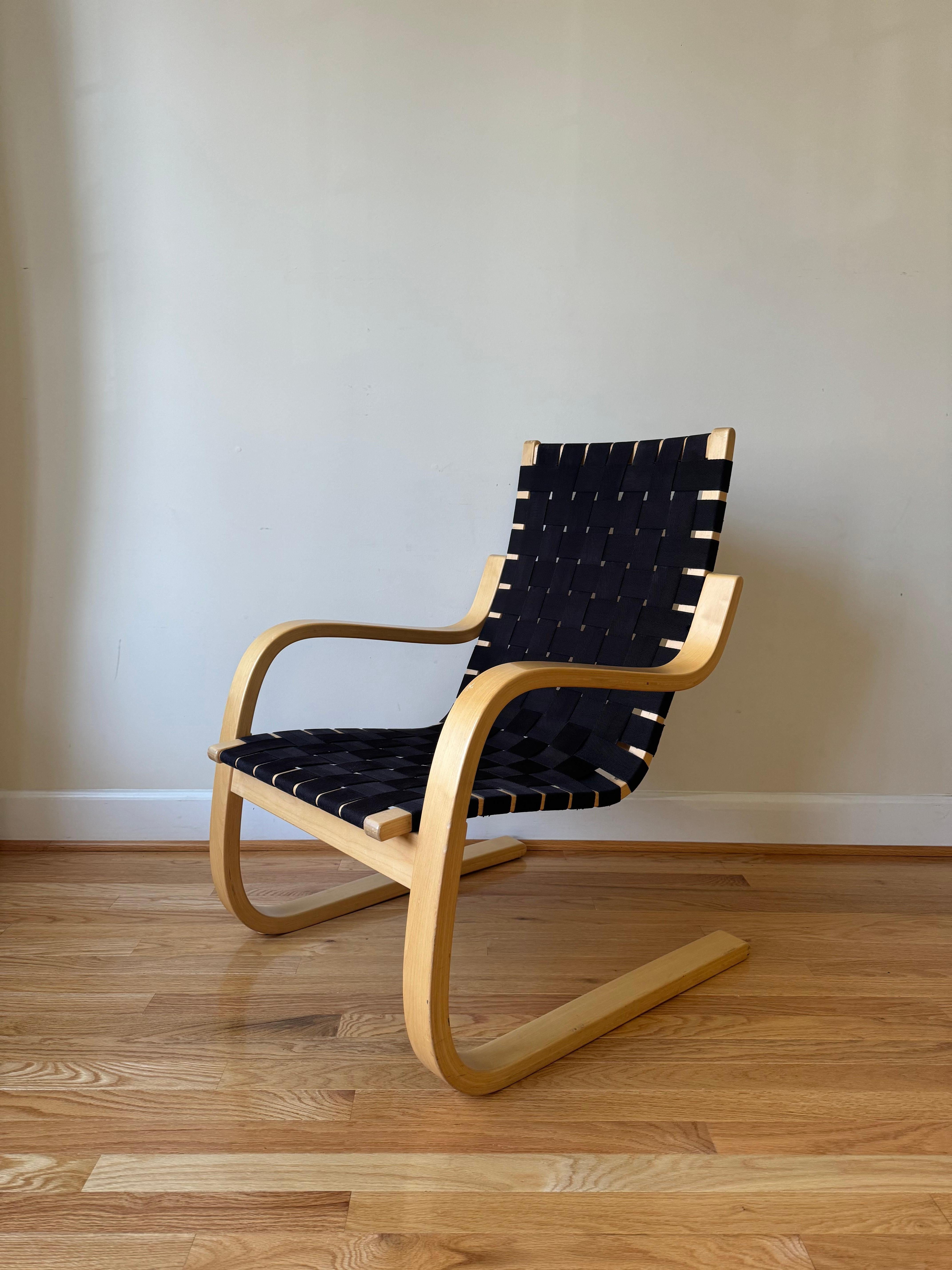 El sillón 406 combina la elegancia sencilla con la comodidad. 
Como la madera cambia con el tiempo, los reposabrazos se forman a partir de una sola pieza que luego se parte por la mitad, lo que garantiza que, a medida que la silla envejece, se