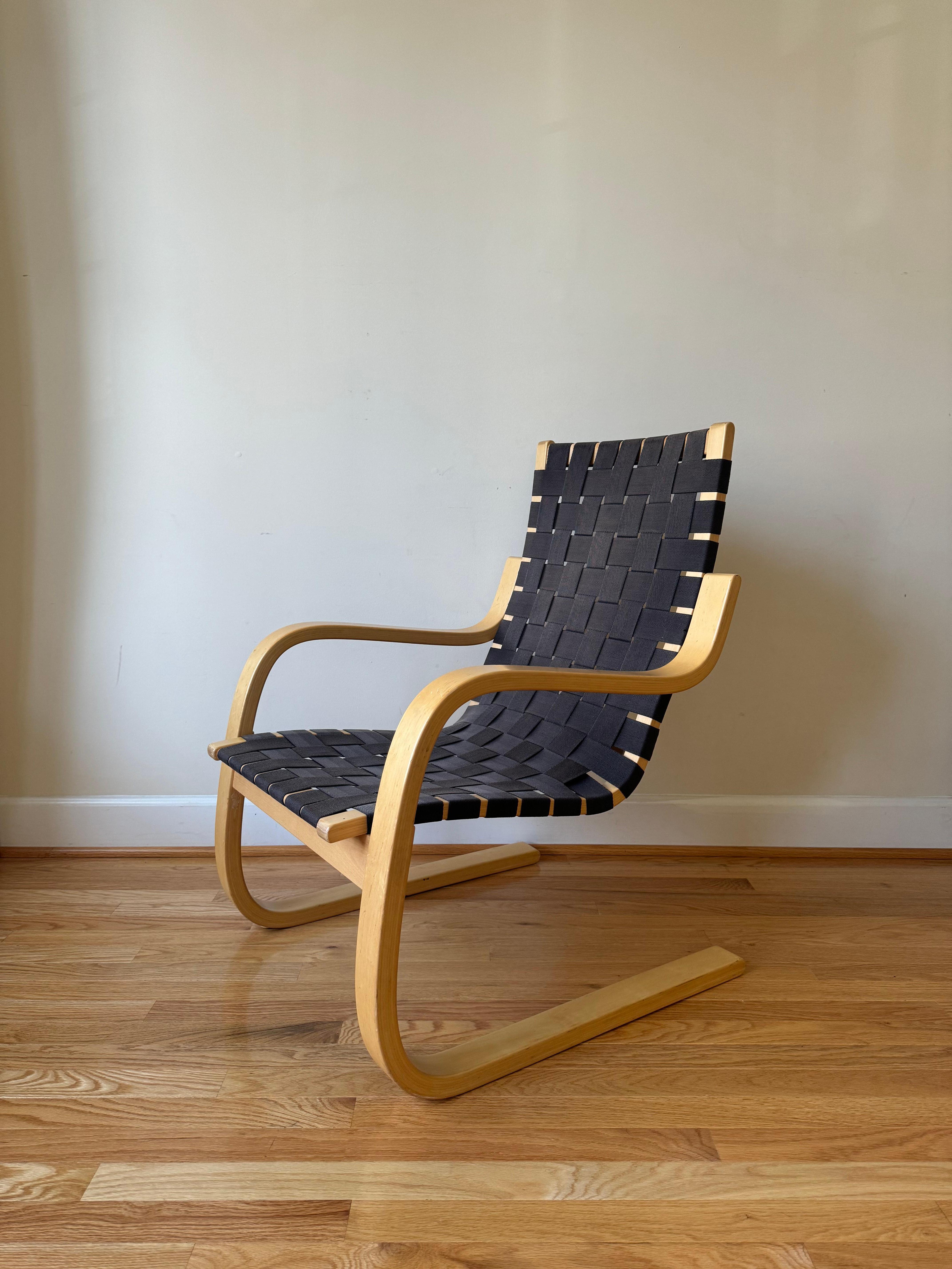 La poltrona 406 unisce la semplice eleganza al comfort. 
Poiché il legno cambia nel tempo, i braccioli sono formati da un unico pezzo che viene poi diviso a metà, per garantire che la sedia, invecchiando, rimanga perfettamente bilanciata. 
La