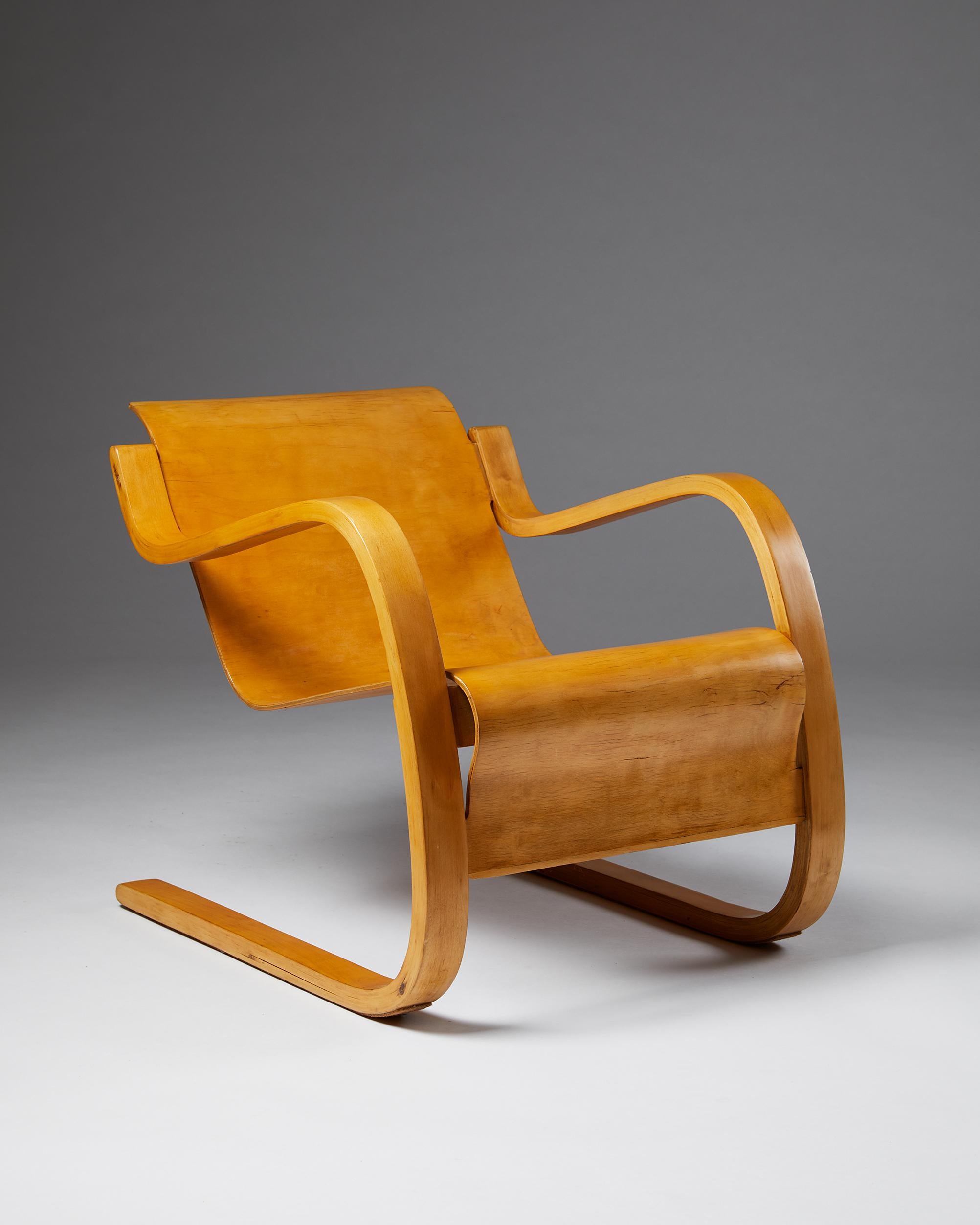 Armchair 42 “Small Paimio” designed by Alvar Aalto,
Finland, 1931.

Bent birch and lacquered plywood.

Dimesnions:
H: 63 cm/ 2' 1