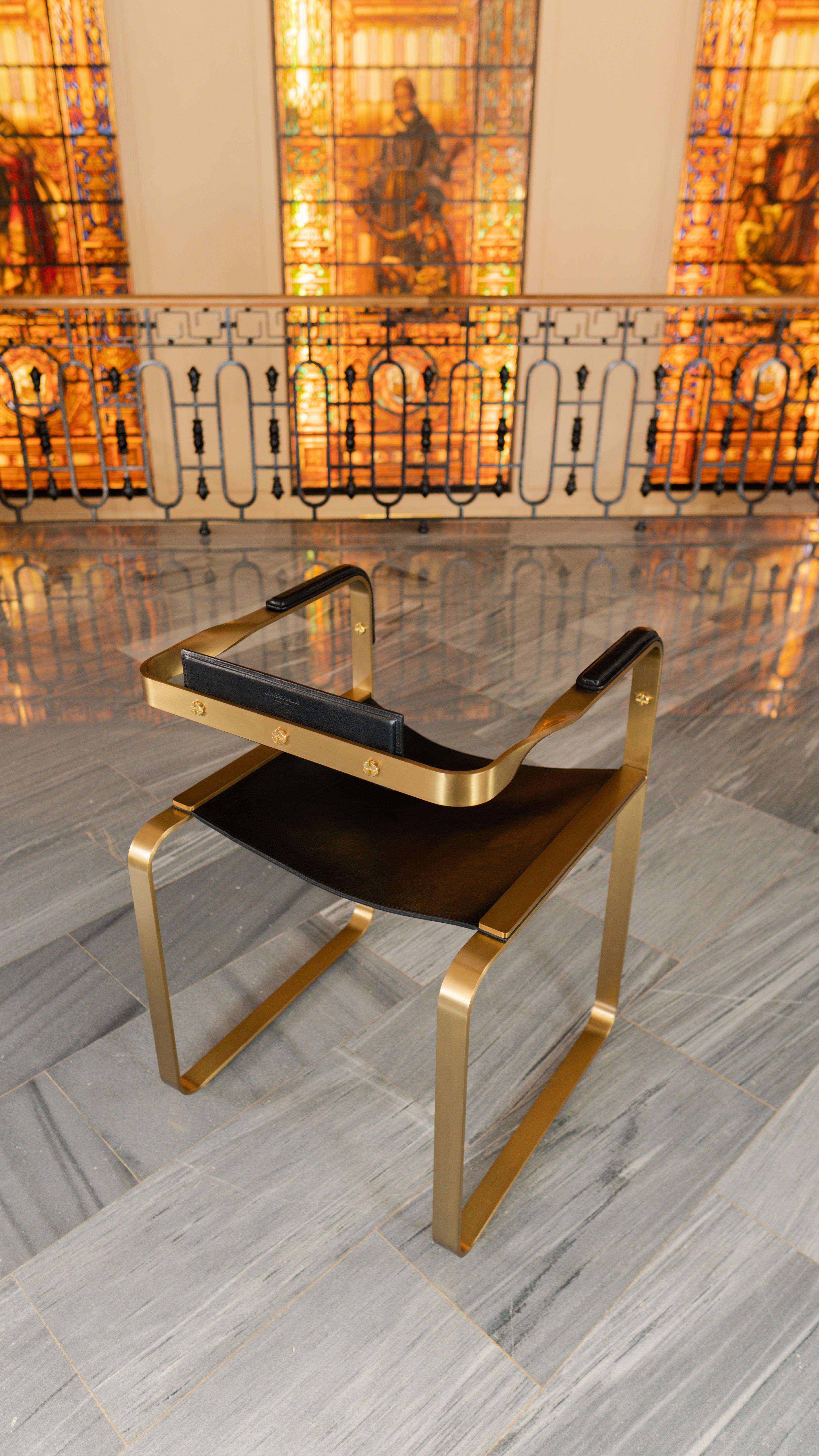 Sessel, Altmessing-Stahl und schwarzes Sattelleder, Contemporary Style im Angebot 3