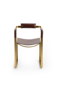 Sillón, acero latonado envejecido y piel de silla marrón oscuro, estilo contemporáneo