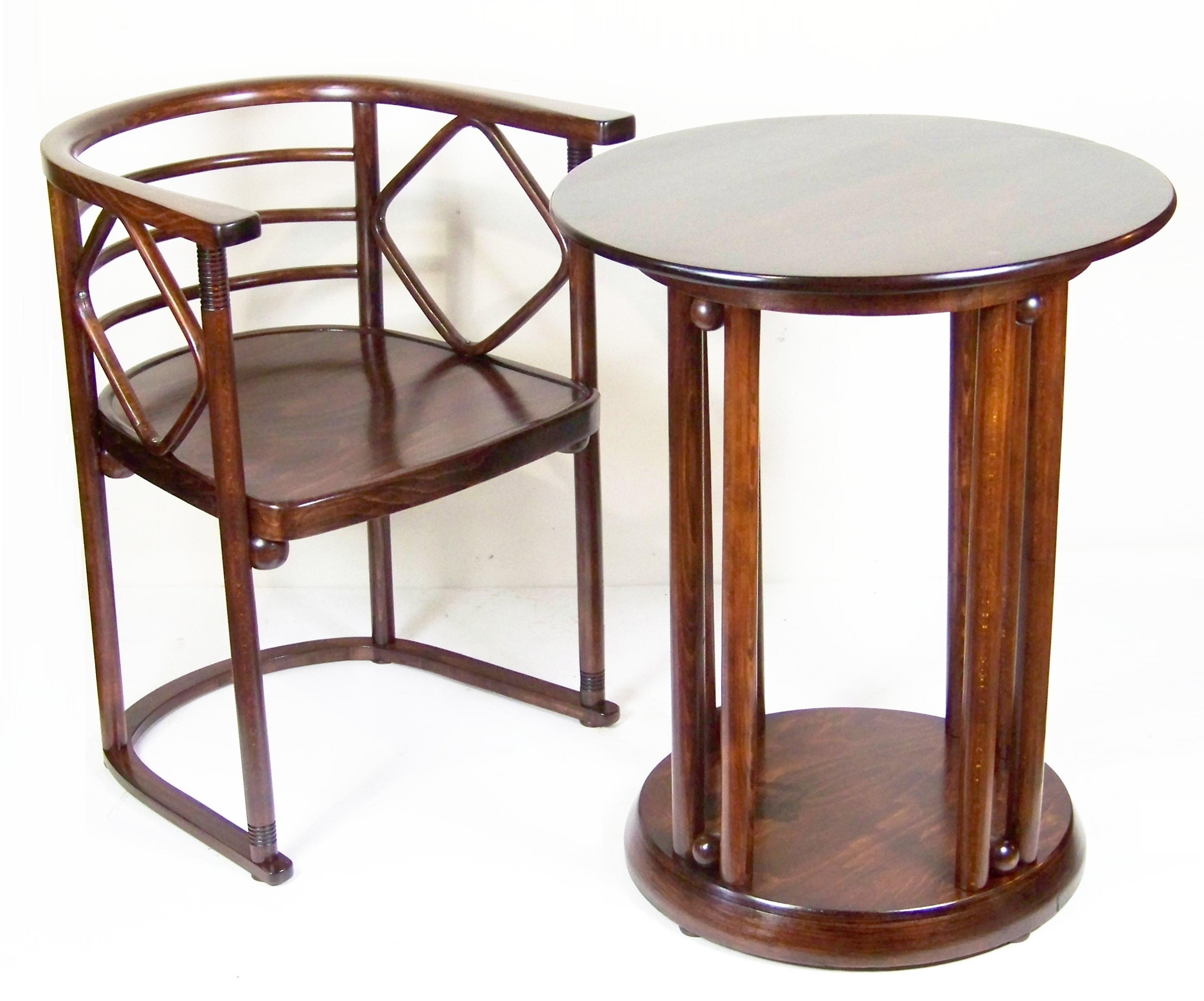 This amazing design was renowned by Josef Hoffmann in year 1907, using in the famous Viennese café Fledermaus. These design was appeared by J&J Kohn company in year 1905. 

Newly restored (handmade shellack finish).

Table dimensions: diameter