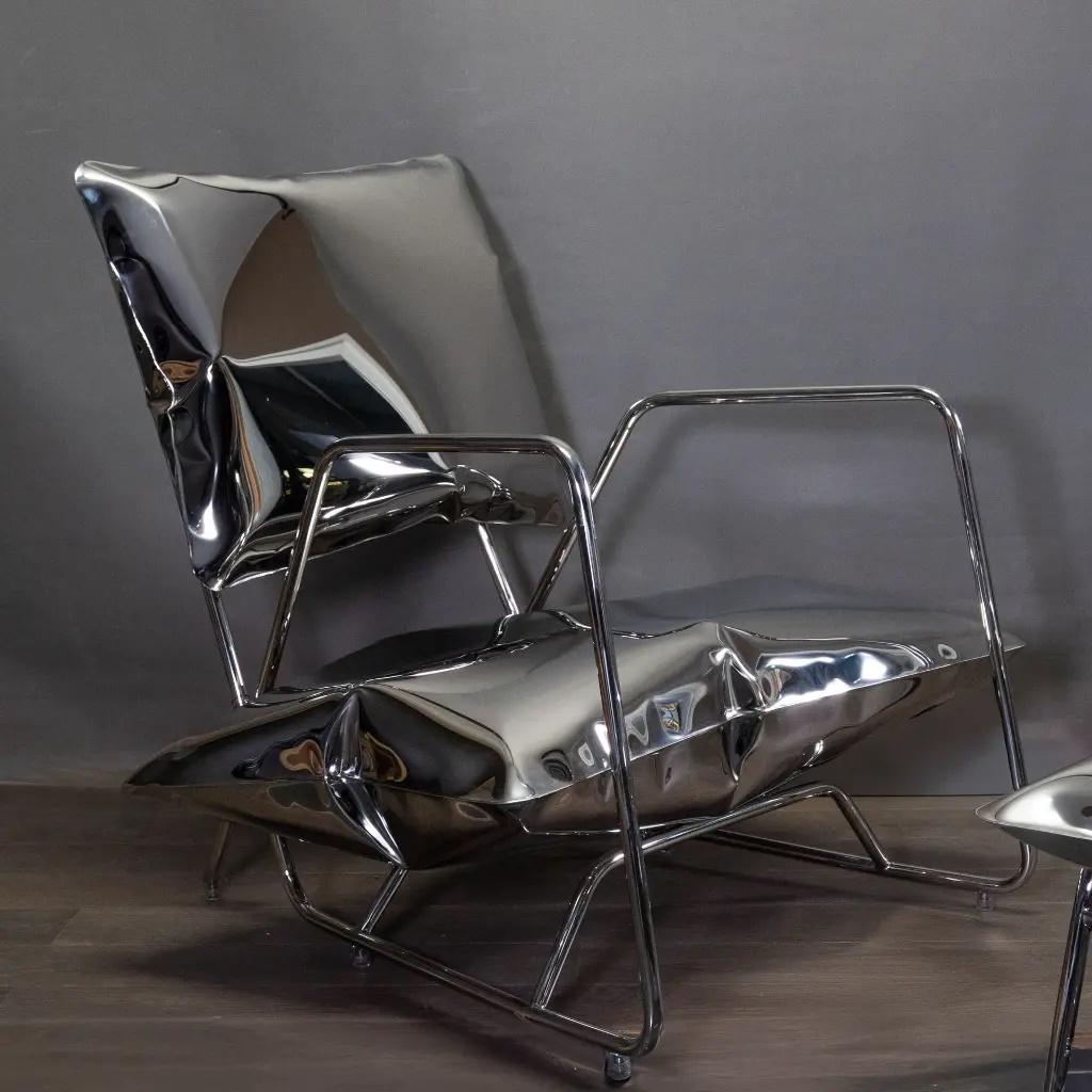 A première vue, ce fauteuil et ce repose-pieds semblent tout droit sortis d'un rêve léger, comme des ballons à moitié gonflés, flottant presque dans l'air. Sous cette apparence aérienne se cache une solide structure en acier inoxydable, conçue pour
