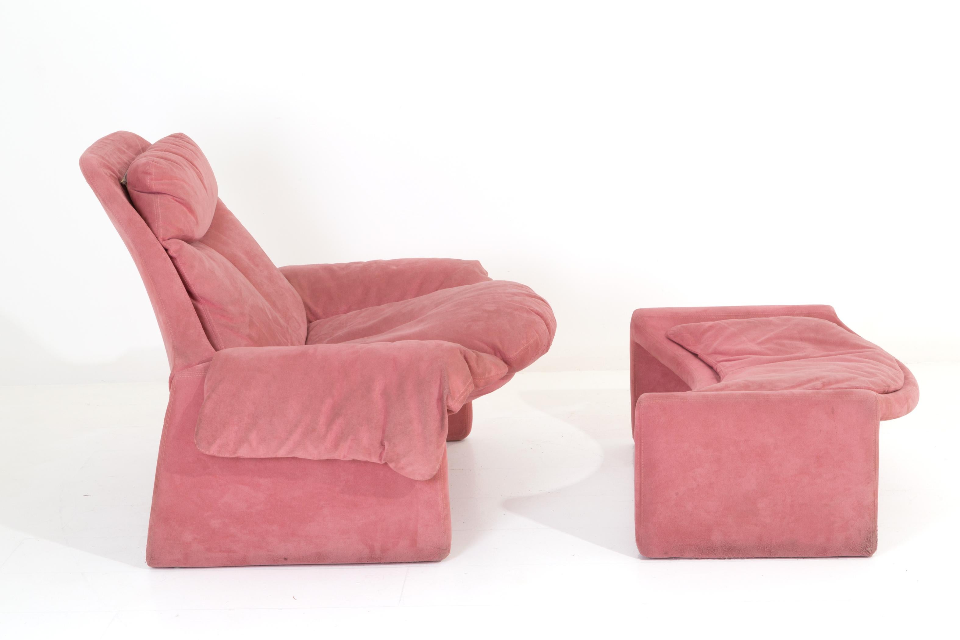 Armchair designed by Vittorio Introini for Saporiti from the 70s-80s. The armchair is complete with its removable footrest, both in pink alcantara. The seat and its back are one piece to give comfort to its guest. Its fluid and semi-curved line