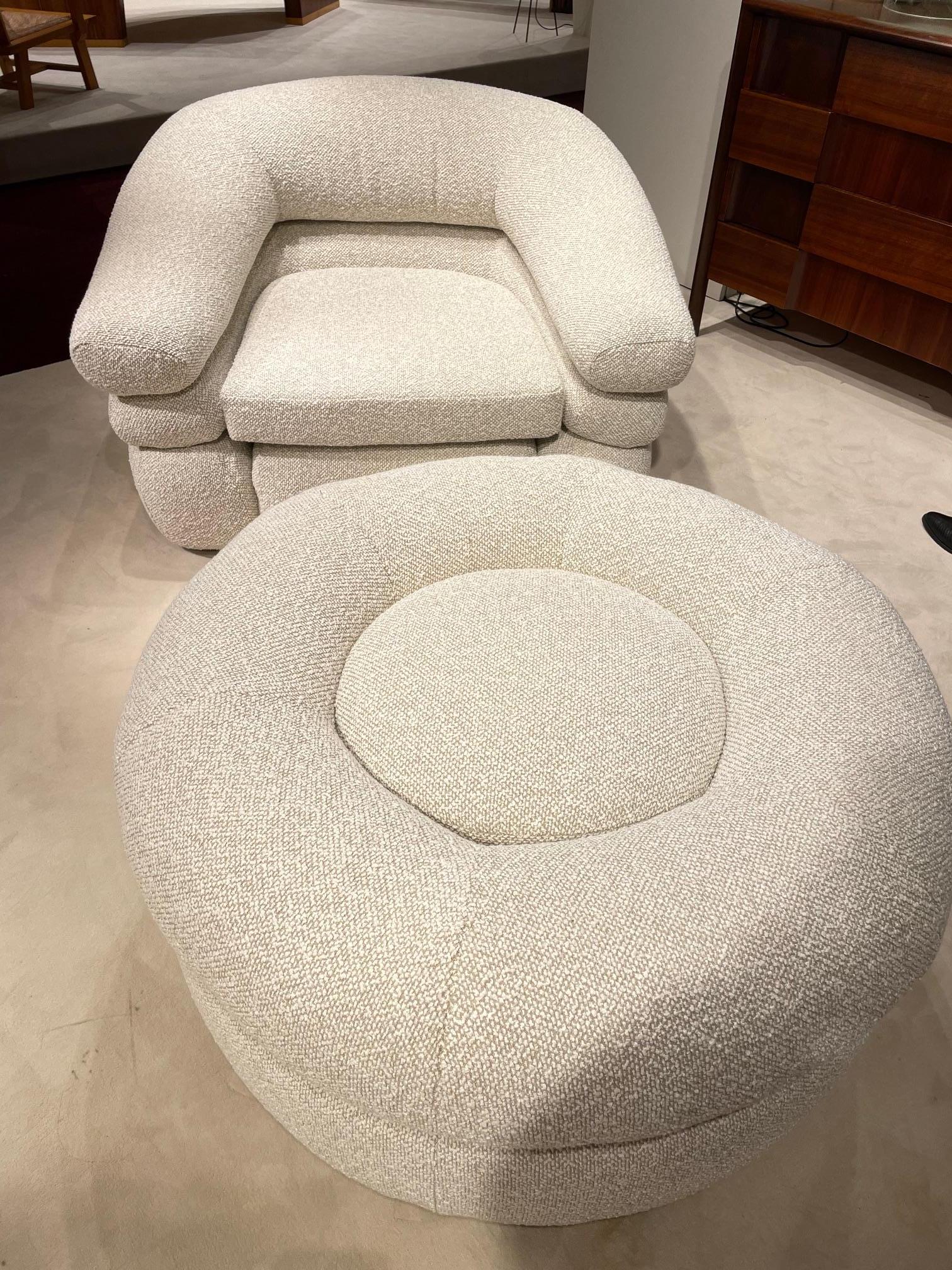 Ensemble fauteuil et pouf D'URBINO et LOMAZZI

Un ensemble fauteuil et pouf très confortable et intemporel en écru par les designers italiens Donato d'Urbino et Paolo Lomazzi pour Zanotta.

Bon état
Dimensions : Fauteuil : Longueur : 100 cm x