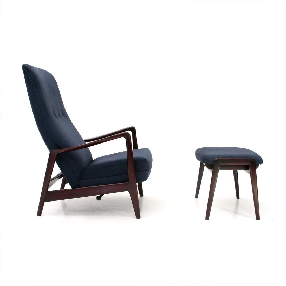 Armchair produced by Cassina of Meda in the 1960s on a project by Adolf Relling and Rolf Rastad.
Structure in shaped solid wood.
Seat and back padded and lined with new blue fabric.
Lever to recline the seat of the chair.
Pouf in solid wood and