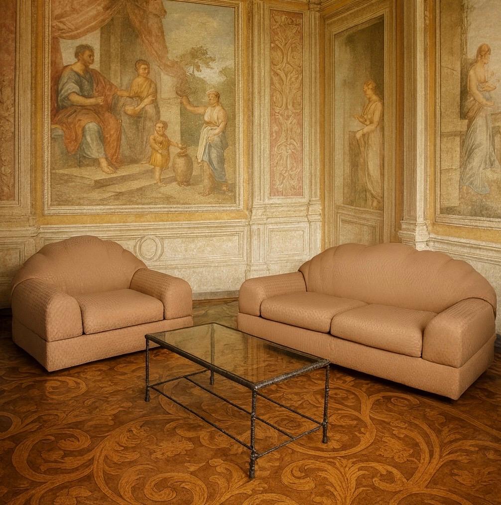Este extraordinario conjunto, compuesto por un sofá y un sillón, nació de la colaboración entre el legendario actor francés Alain Delon y la prestigiosa Maison Jansen -una de las firmas parisinas de interiorismo más renombradas del siglo XX-, con