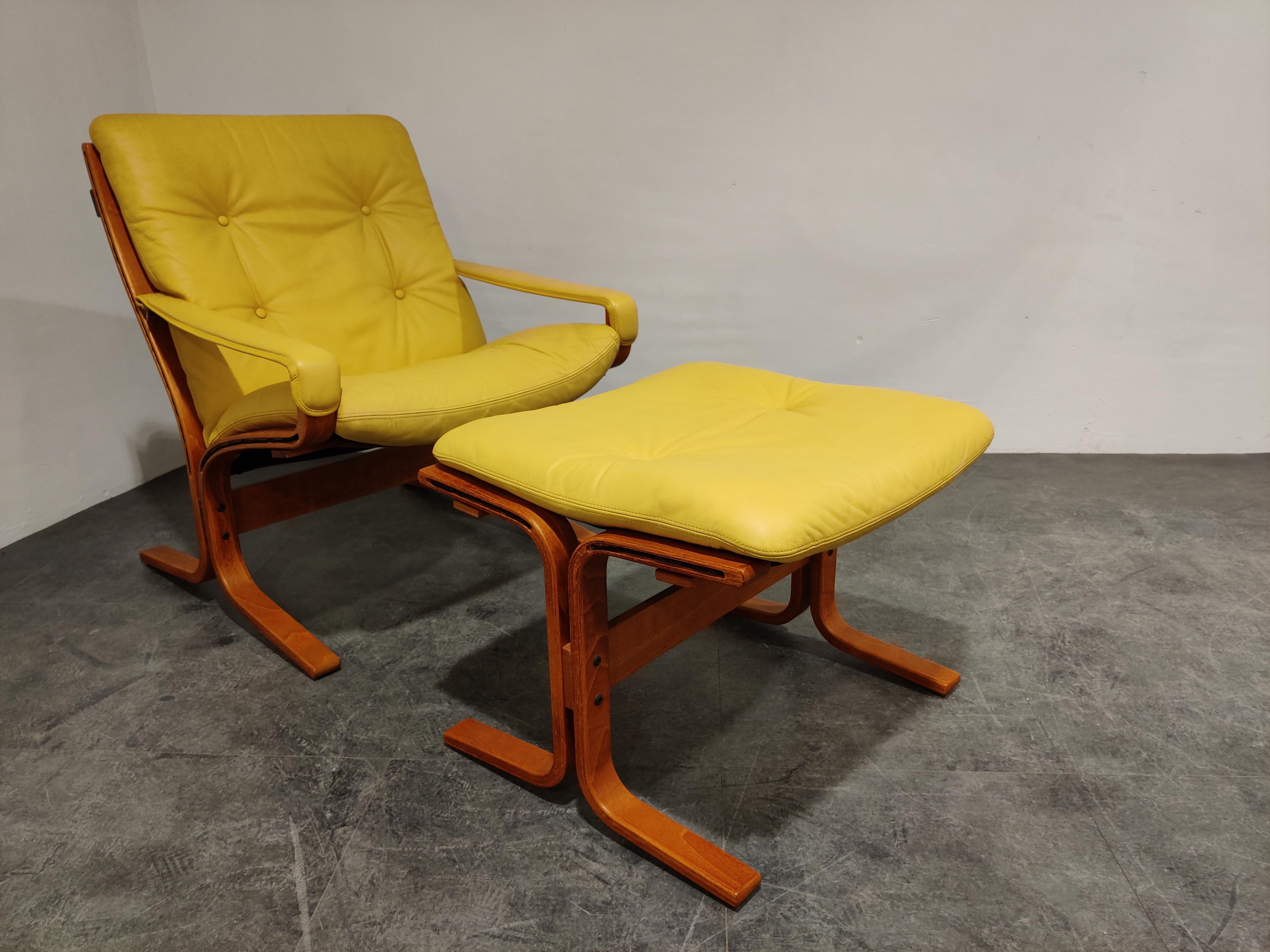 Midcentury armchair designed by Ingmar Relling for Westnofa.

Comes in a light yellow upholstery with a matching ottoman/stool.

The color of leather is a great combination with the wood color.

Very good condition

Will be disassembled for