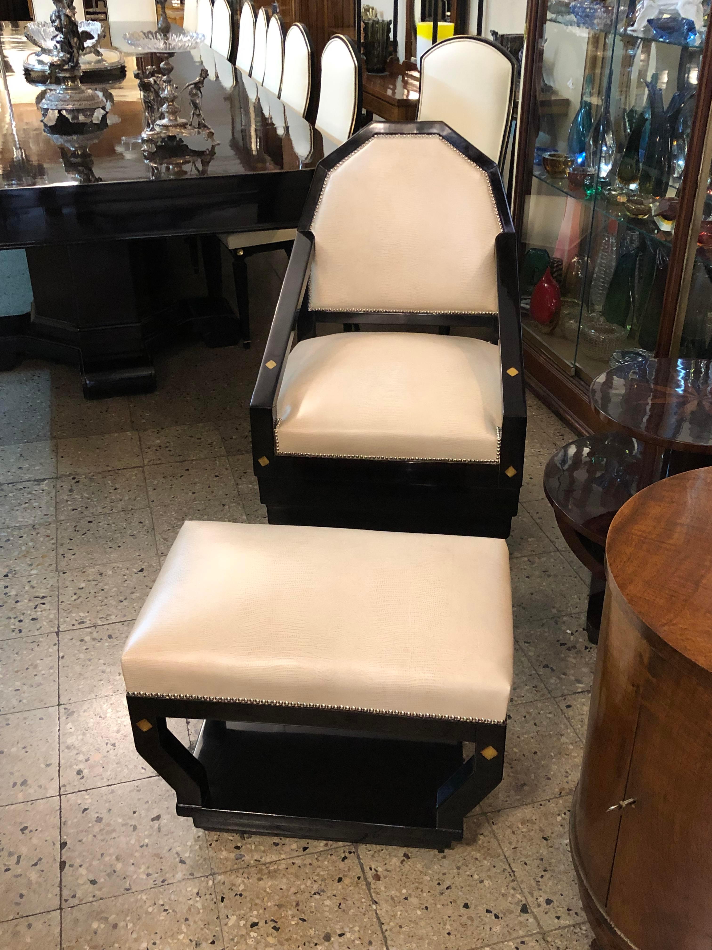 Armchair and stool in leather and wood in Art Deco style, 1930 In Good Condition For Sale In Ciudad Autónoma Buenos Aires, C