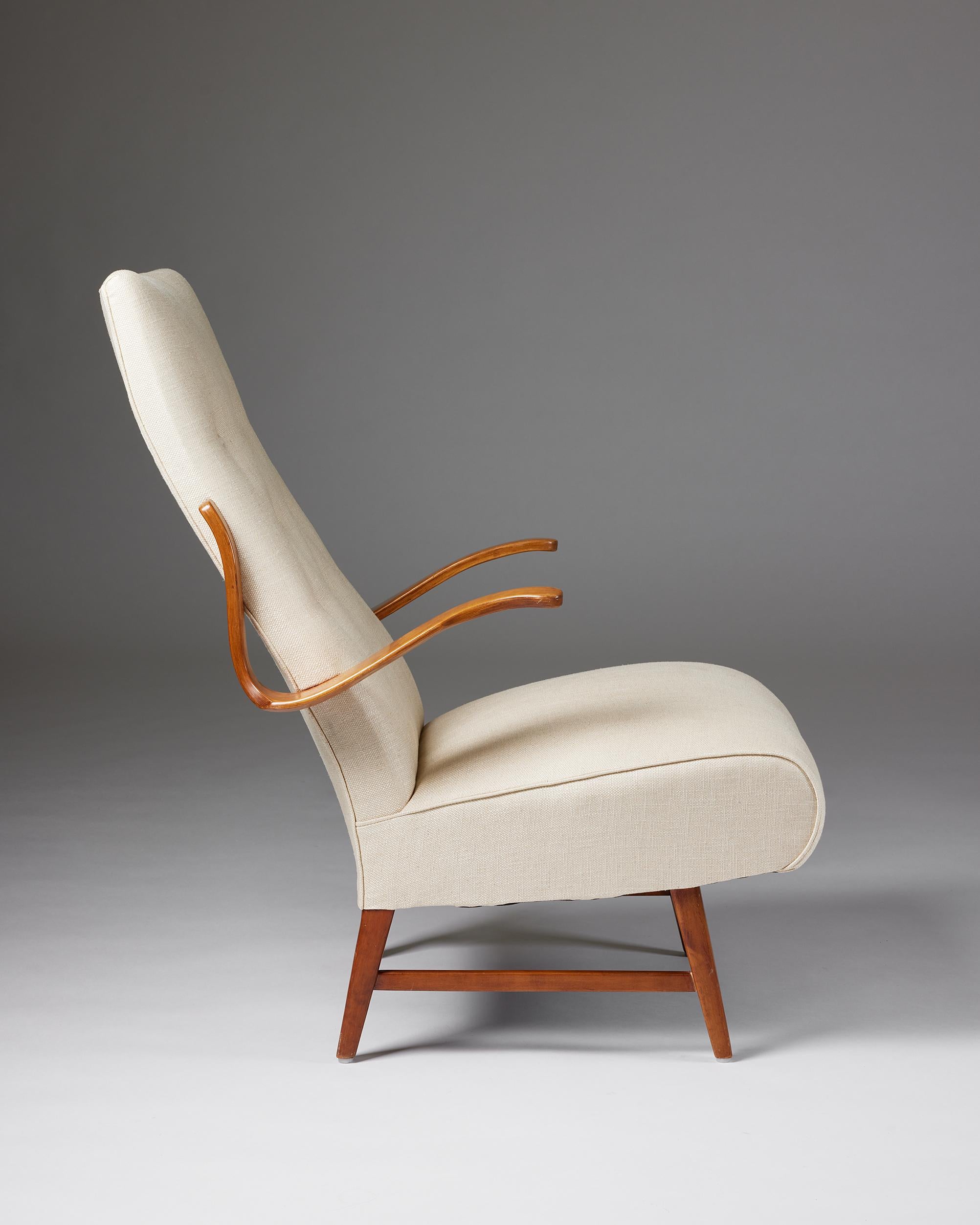 1940s Swedish Modern Armchair – Sculptural Wooden Arms and Upholstered Seat In Good Condition For Sale In Stockholm, SE