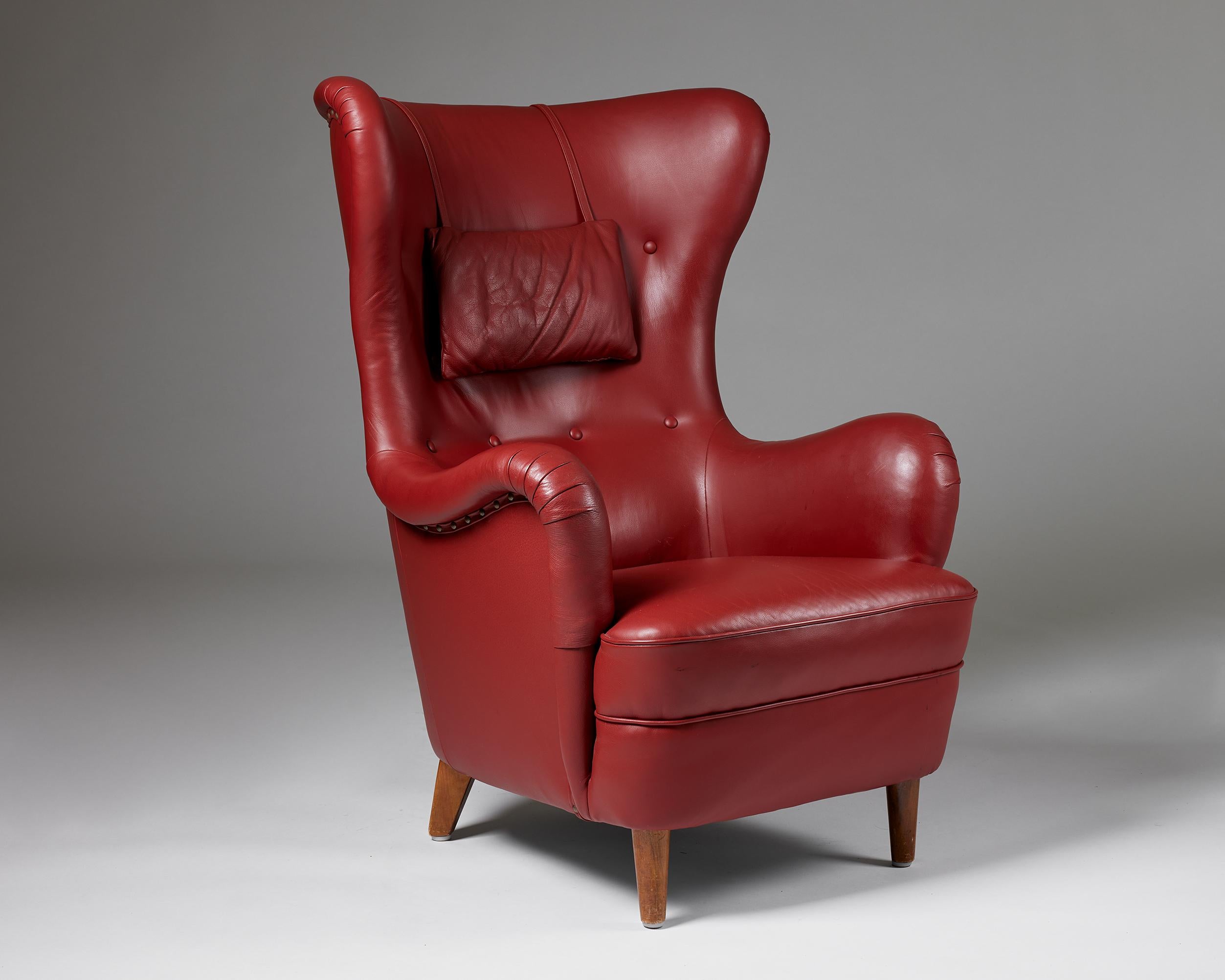 Armchair, anonymous,
Sweden, 1950s.

Leather and brass.

H: 105 cm
W: 76 cm
D: 90 cm
Seat H: 43 cm
Armrest H: 60 cm 