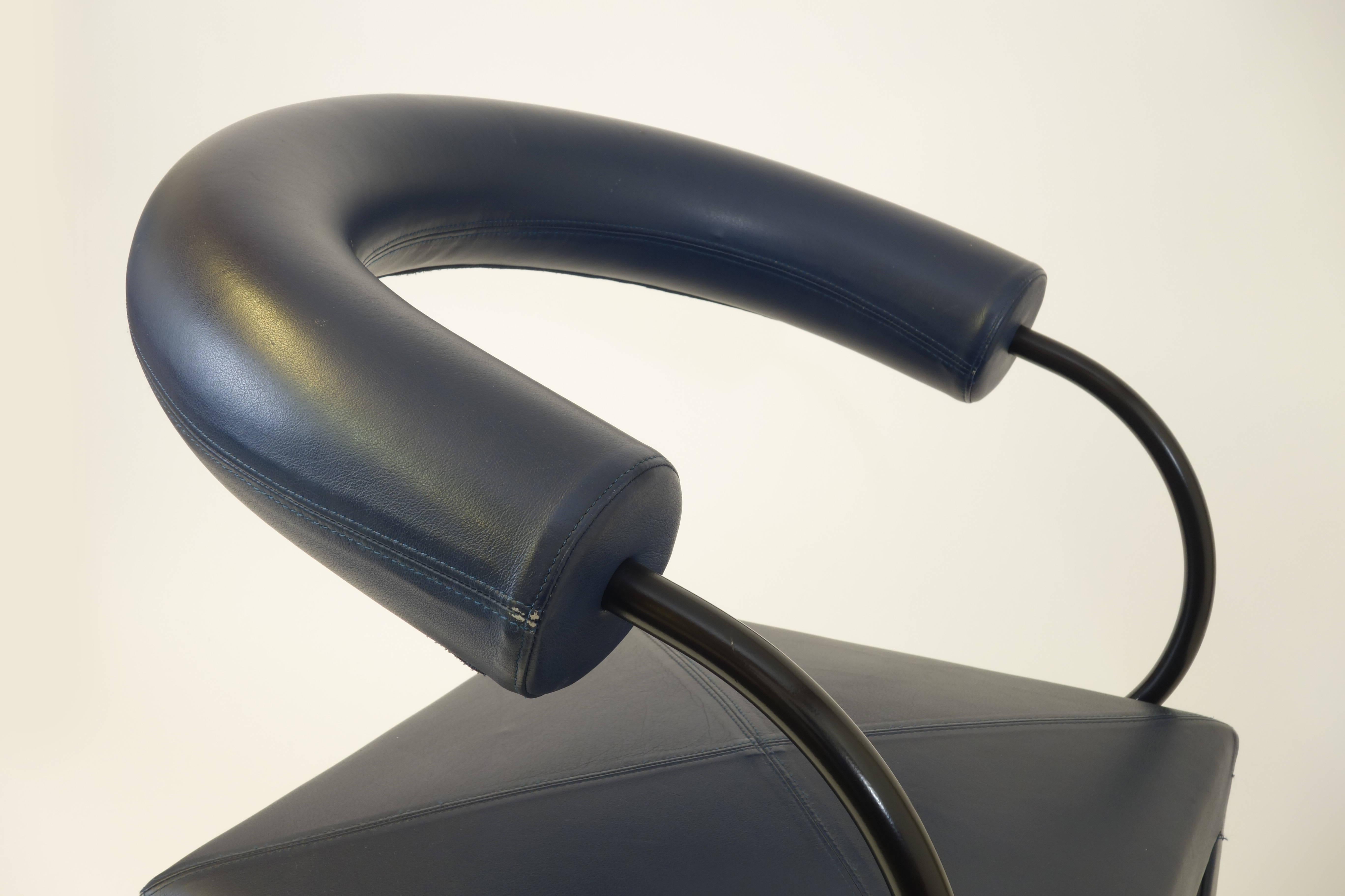 Sessel in der seltenen Version mit gebogener Rückenlehne, entworfen von Paolo Piva. Der Sitzbezug ist aus dunkelblauem Leder gefertigt, während alle Metallteile aus geschwärztem Metall bestehen, was den besonderen Charakter dieses Objekts