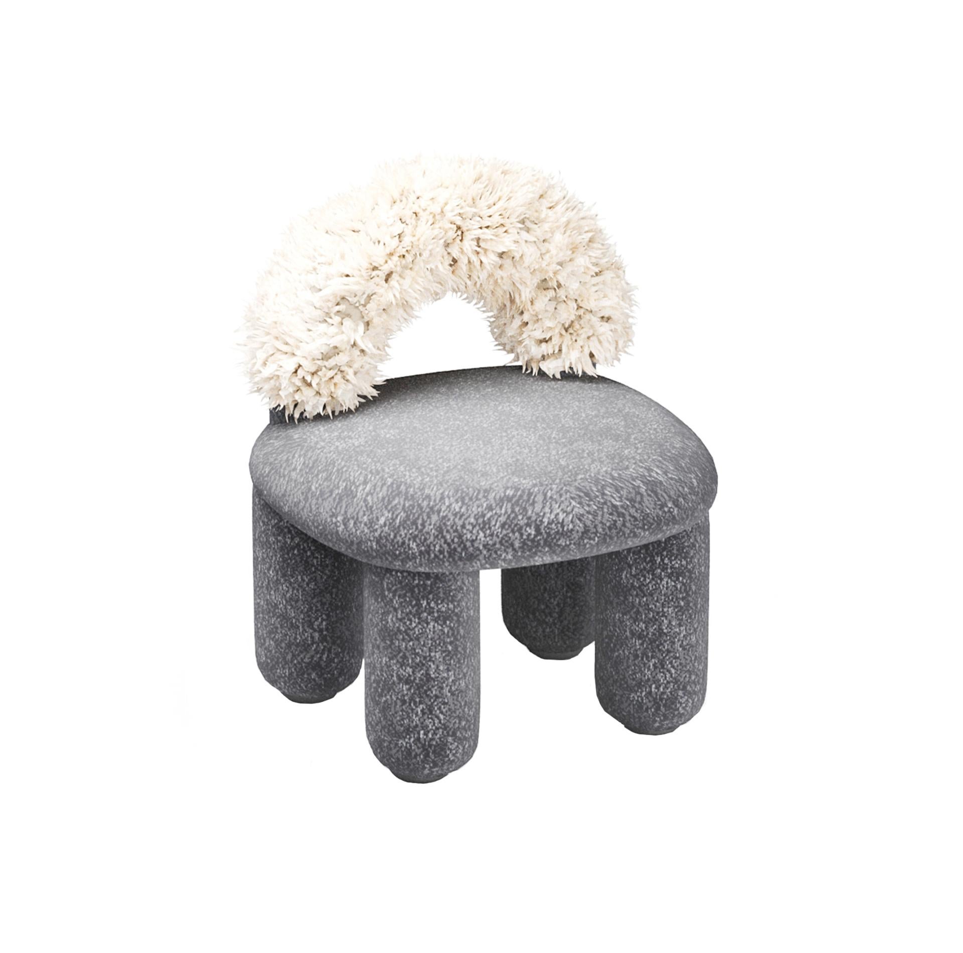Ein kleiner Loungesessel mit gewölbter Rückenlehne.
Abgerundete Formen und eine unaufdringliche Geometrie formen ein lakonisches und diskretes Produktdesign.
Die Komposition des Stuhls wird durch Beine aus Naturholz ergänzt, die auf Wunsch in der