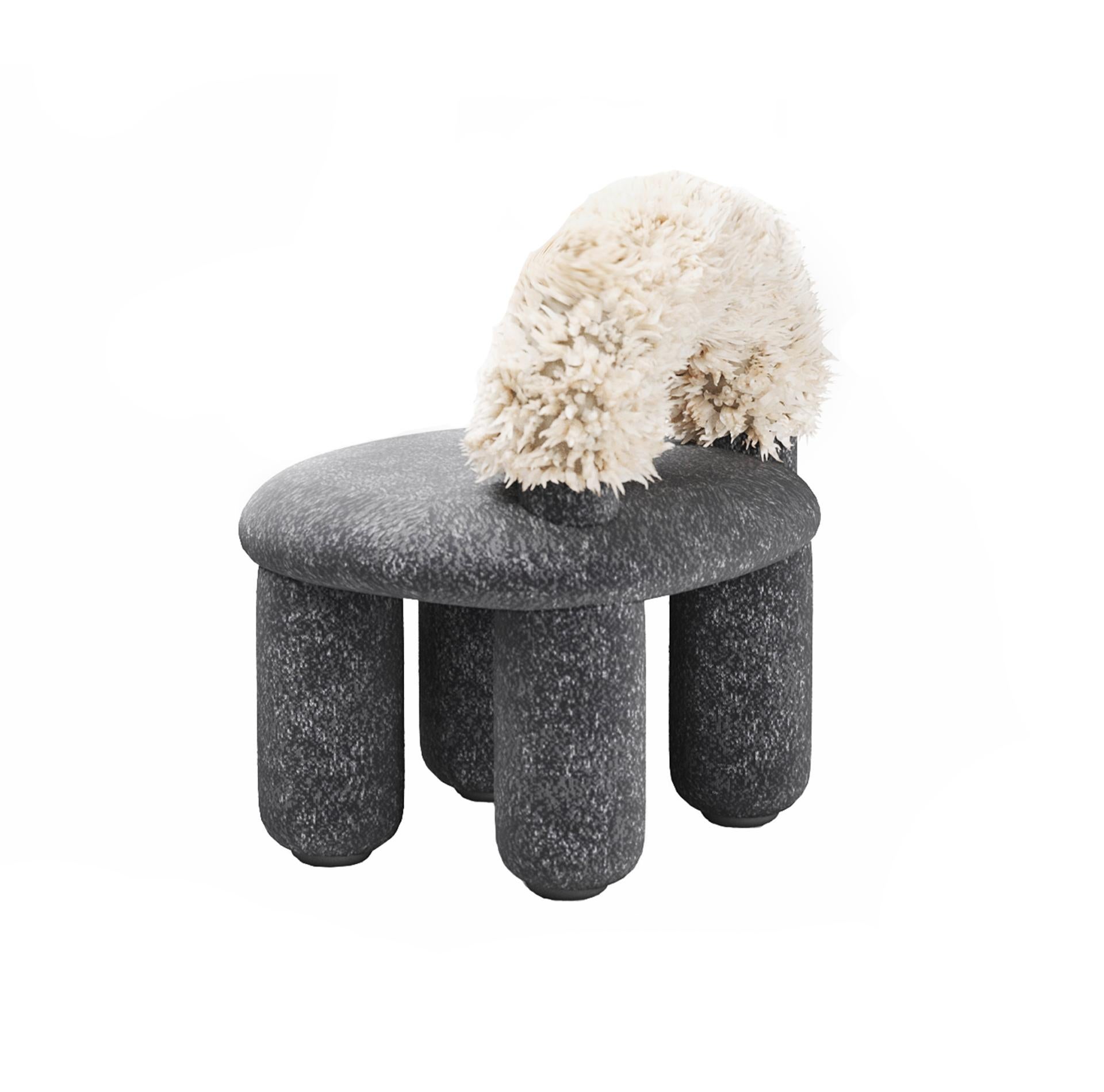 Sessel Arcy Crop mit dunkelgrauer Kvadrat-Polsterung von Alter Ego Studio (Portugiesisch) im Angebot