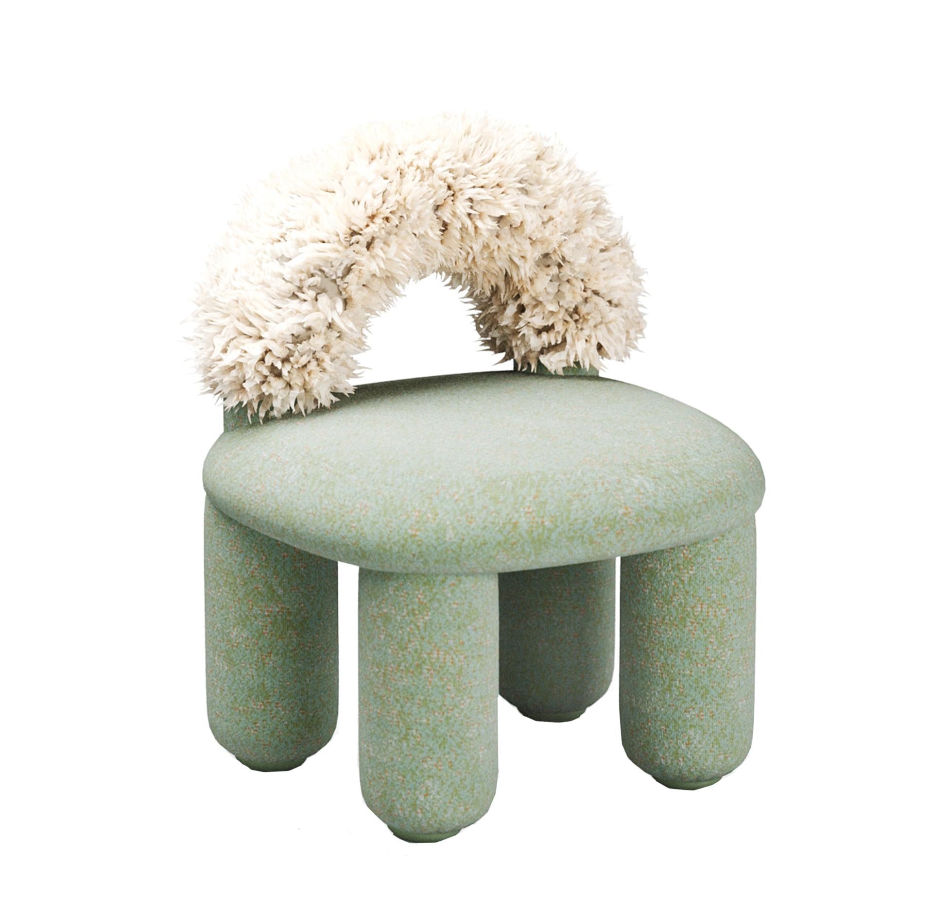 Ein kleiner Loungesessel mit gewölbter Rückenlehne.
Abgerundete Formen und eine unaufdringliche Geometrie formen ein lakonisches und diskretes Produktdesign.
Die Komposition des Stuhls wird durch Beine aus Naturholz ergänzt, die auf Wunsch in der