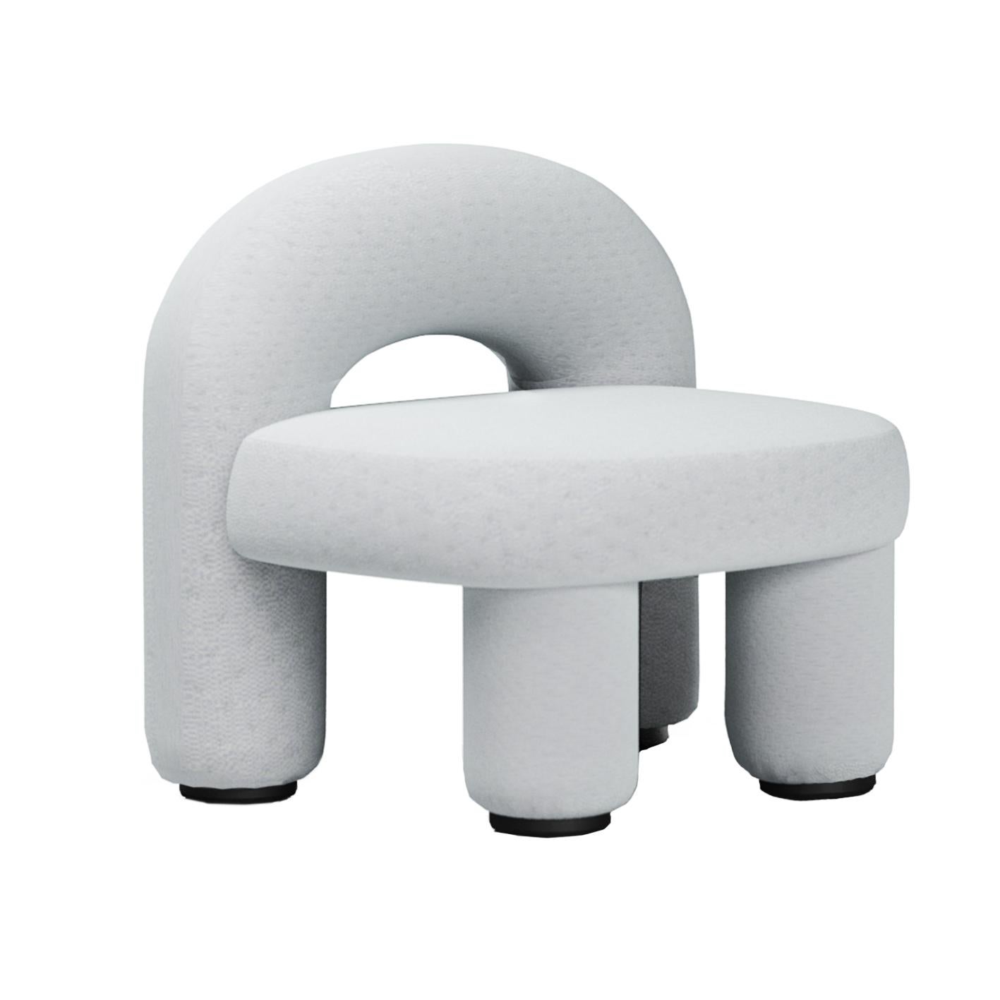 Un pequeño sillón de salón con respaldo arqueado.
Las formas redondeadas y la geometría discreta conforman un diseño de producto lacónico y discreto.
La composición de la silla se complementa con patas de madera natural, que, si se desea, pueden